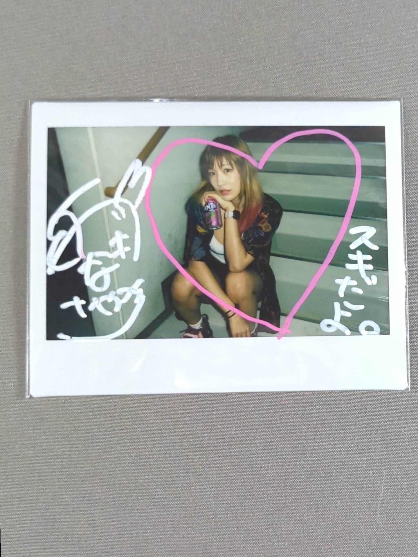 ウナギ・サヤカ 直筆サイン入り チェキ(L-4)