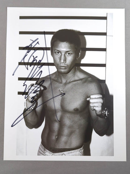 魔裟斗 直筆サイン入り 白黒ポートレート