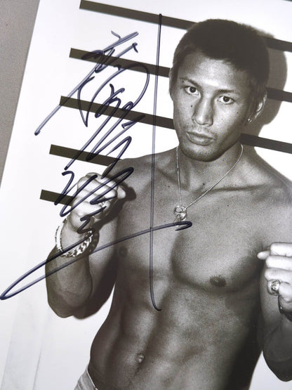 魔裟斗 直筆サイン入り 白黒ポートレート