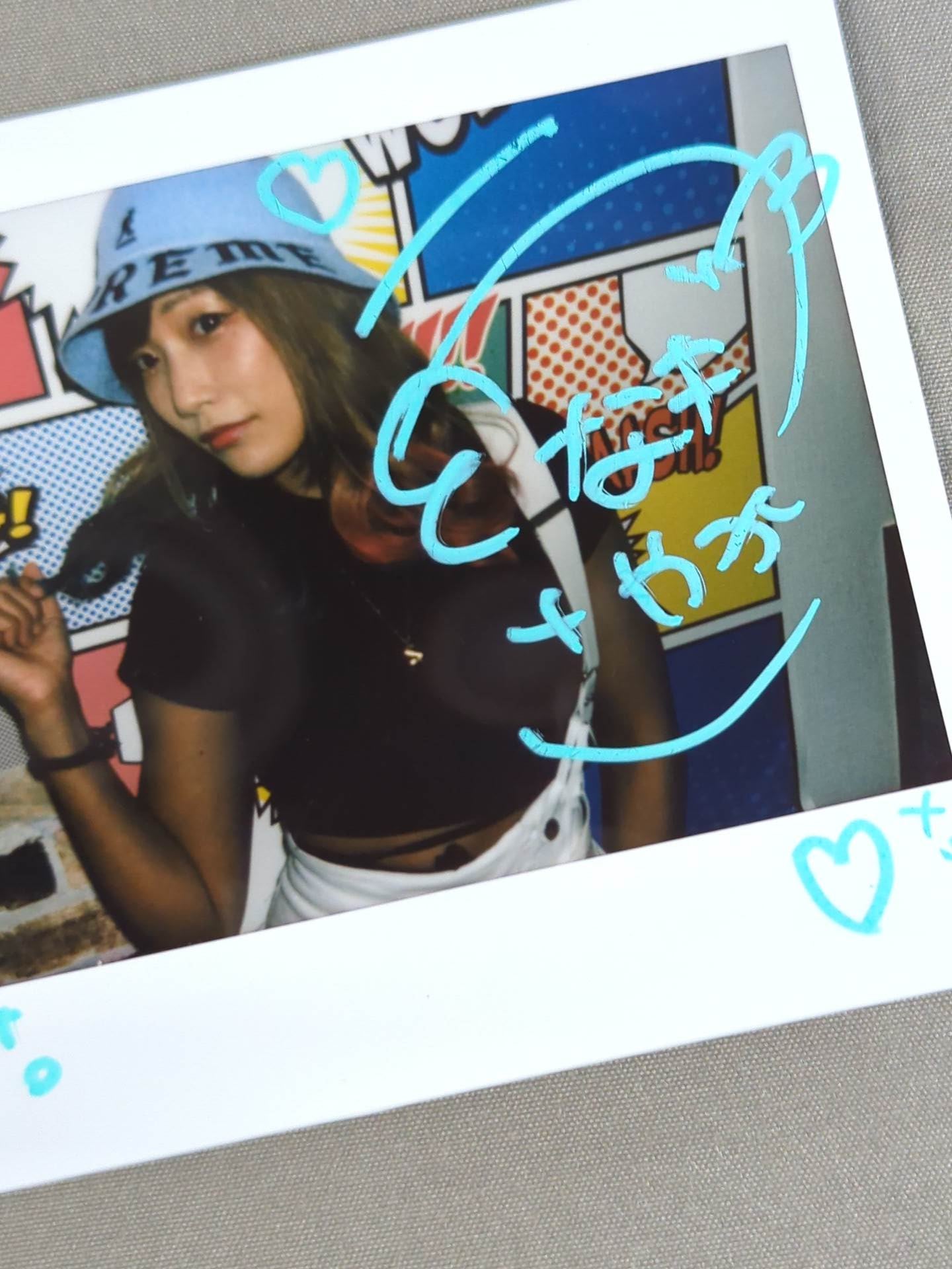 ウナギ・サヤカ 直筆サイン入り チェキ(N-5)