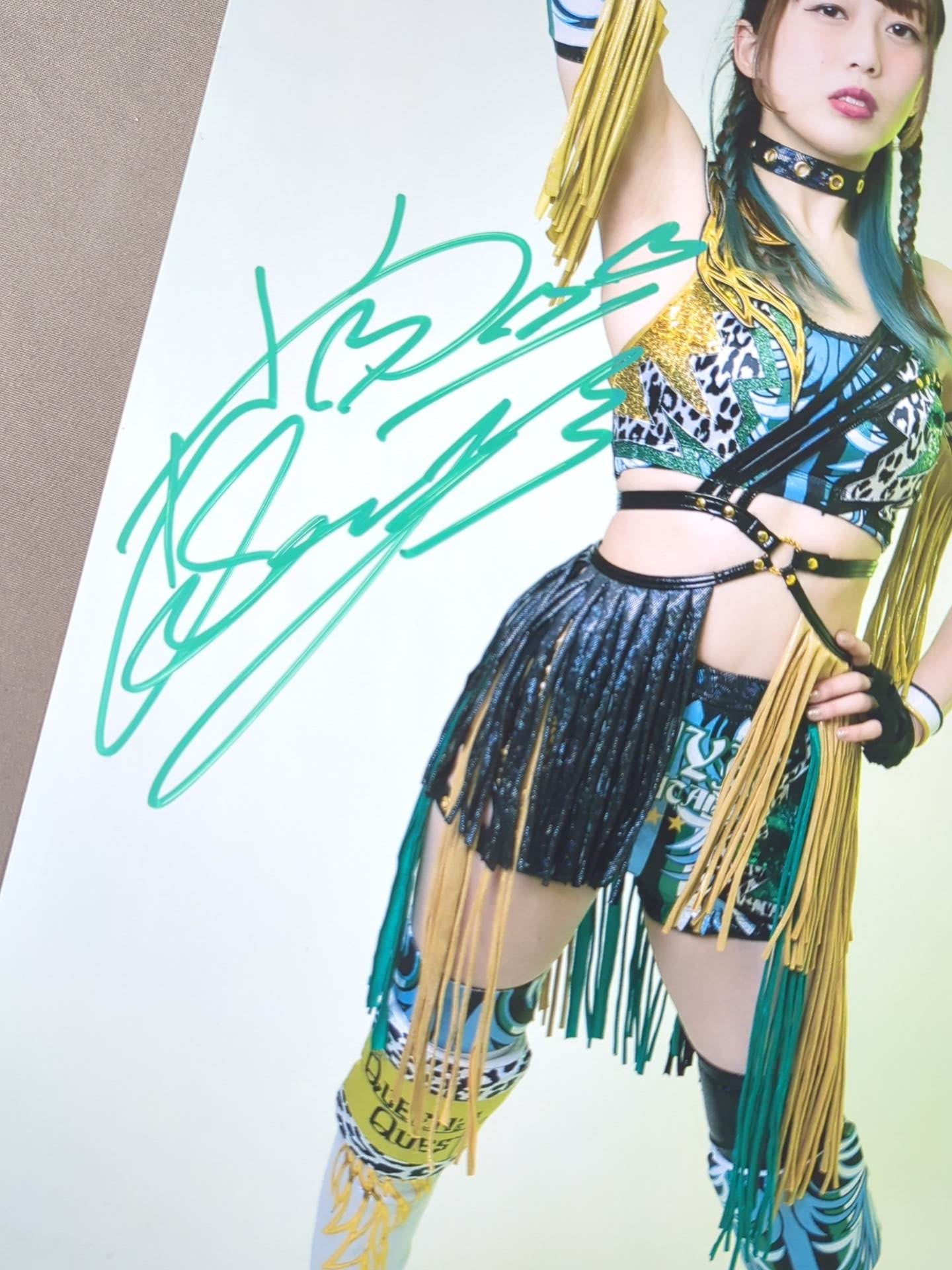 上谷沙弥 直筆サイン入り スターダムポートレート(P-2) – 闘道館