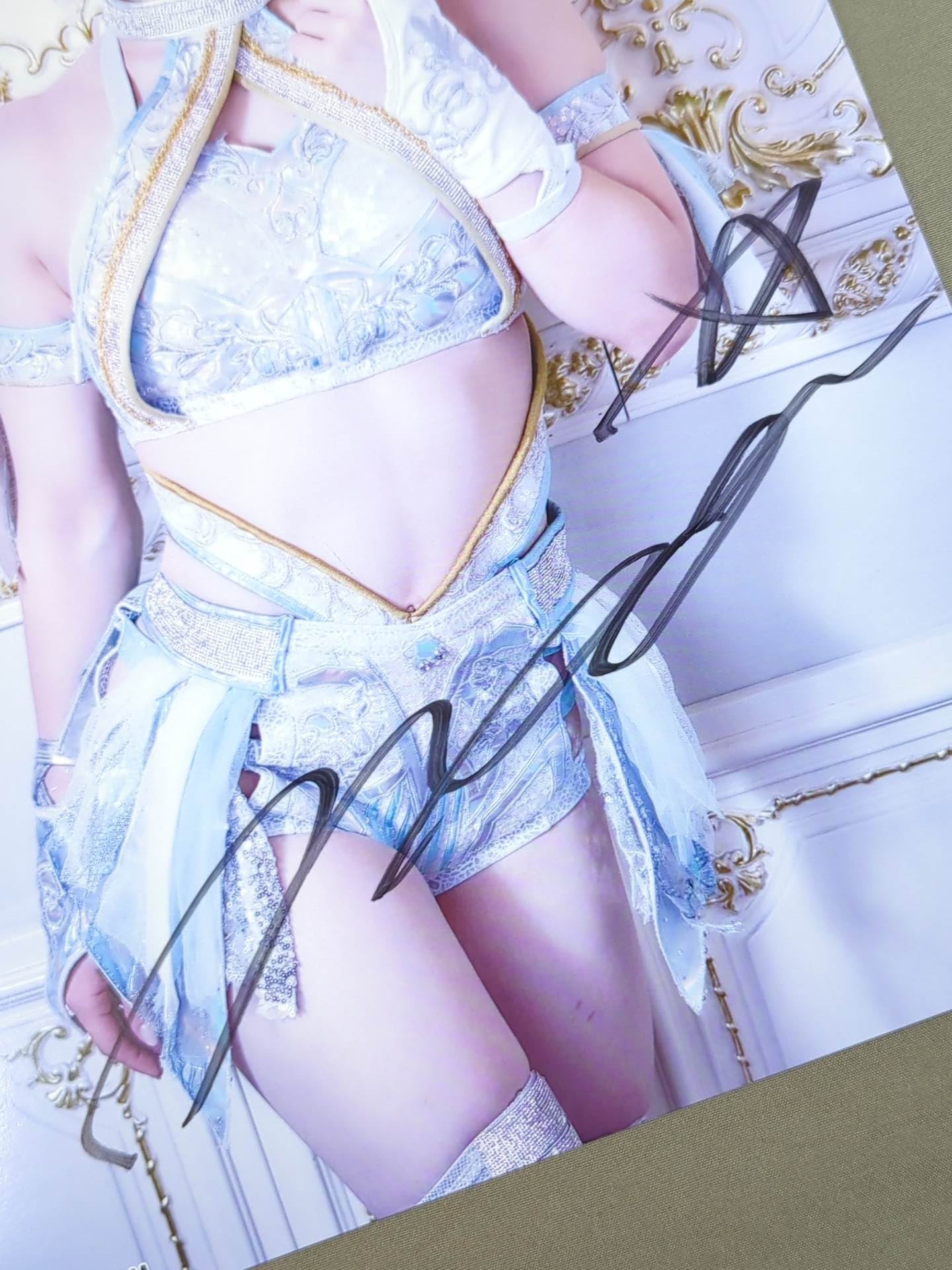 なつぽい 直筆サイン入り スターダムポートレート(L-6) – 闘道館