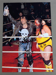 【サイン入りビデオ】全日本プロレス 激闘・大阪絵巻(1995年) 大仁田厚 直筆サイン入り 大判写真(A-1) – 闘道館