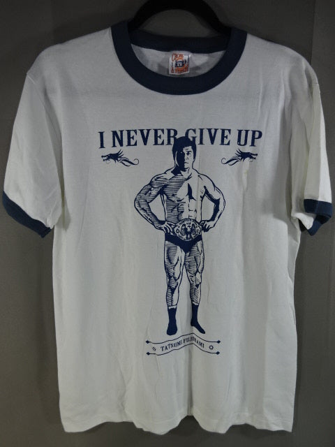 藤波辰爾 I NEVER GIVE UP」Tシャツ(ホワイト×ネイビー)