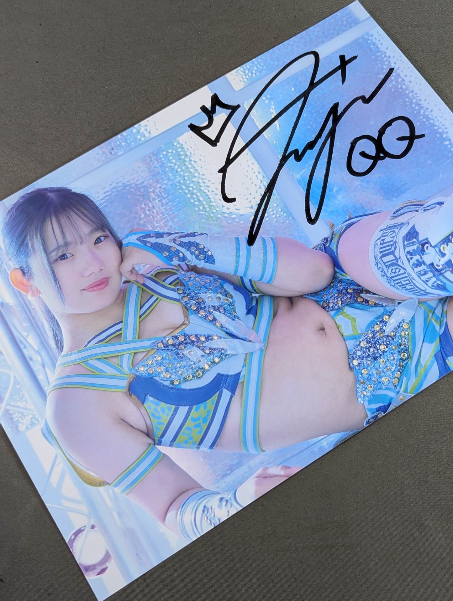 天咲光由 SPG 寝そべりポートレート