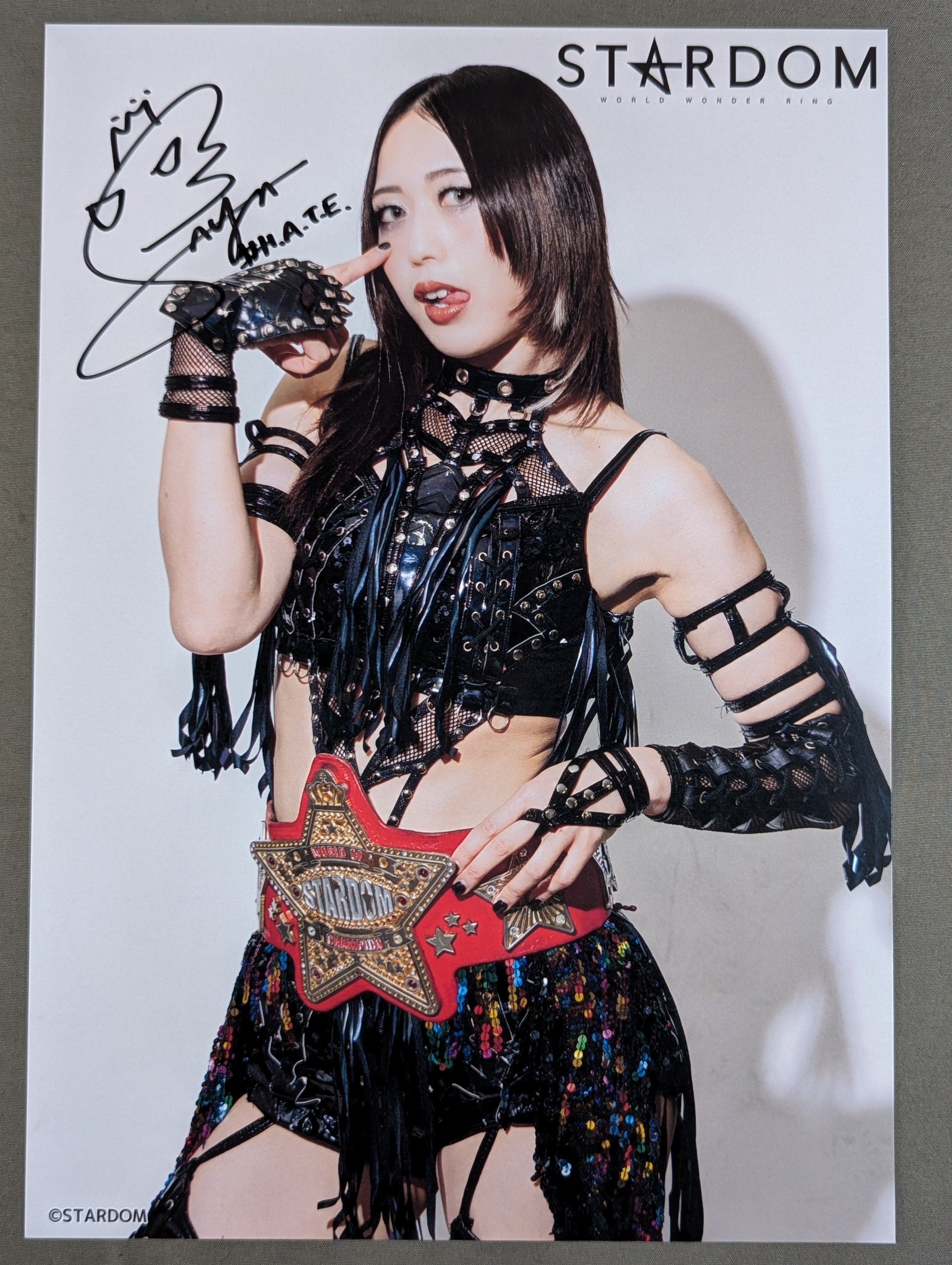 上谷沙弥 直筆サイン入り スターダムポートレート(Q-9) – 闘道館