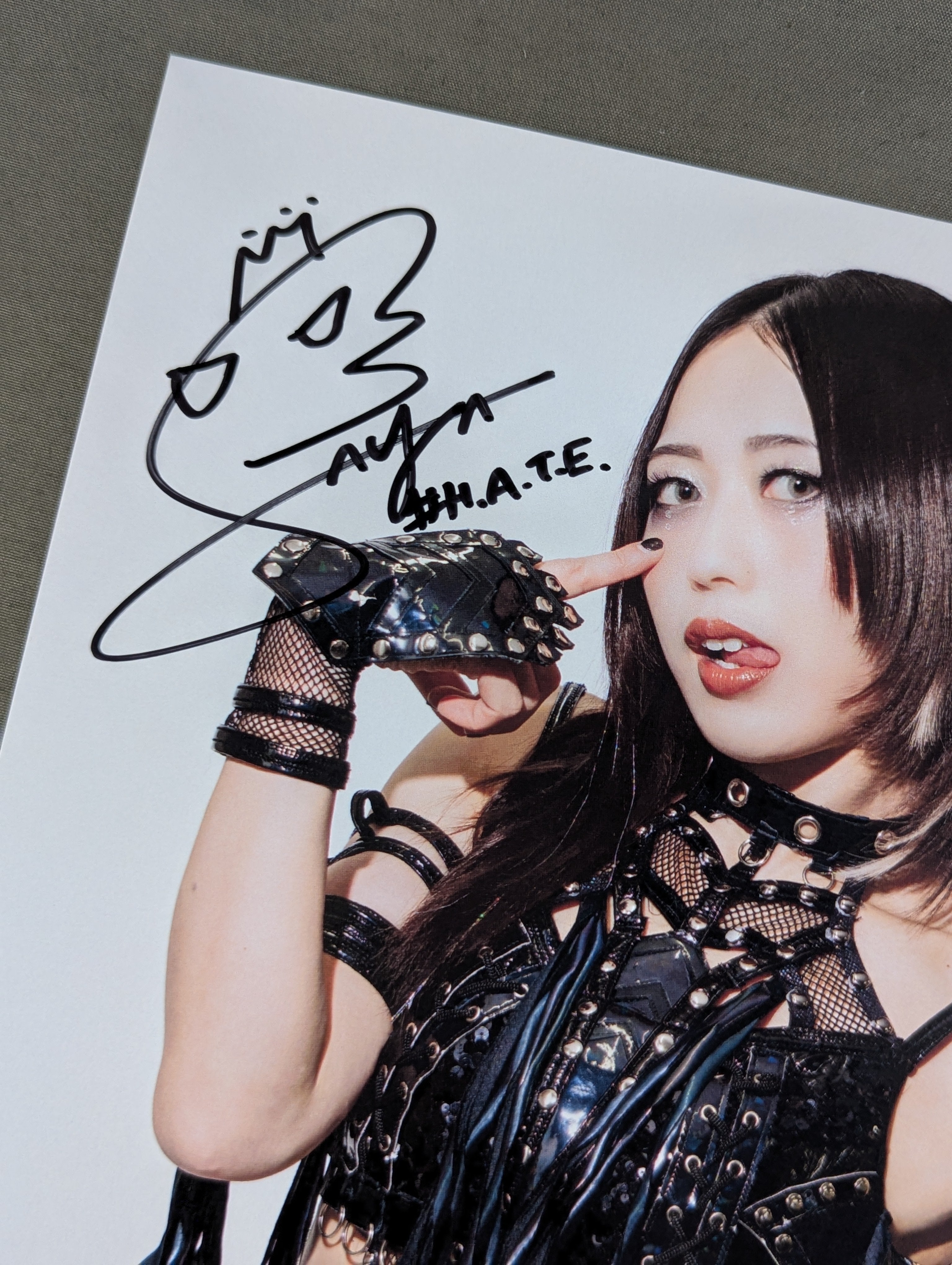 上谷沙弥　直筆サイン入り写真集 White スターダムstardom 716Jano16yL._UF350,350_QL50_.jpg