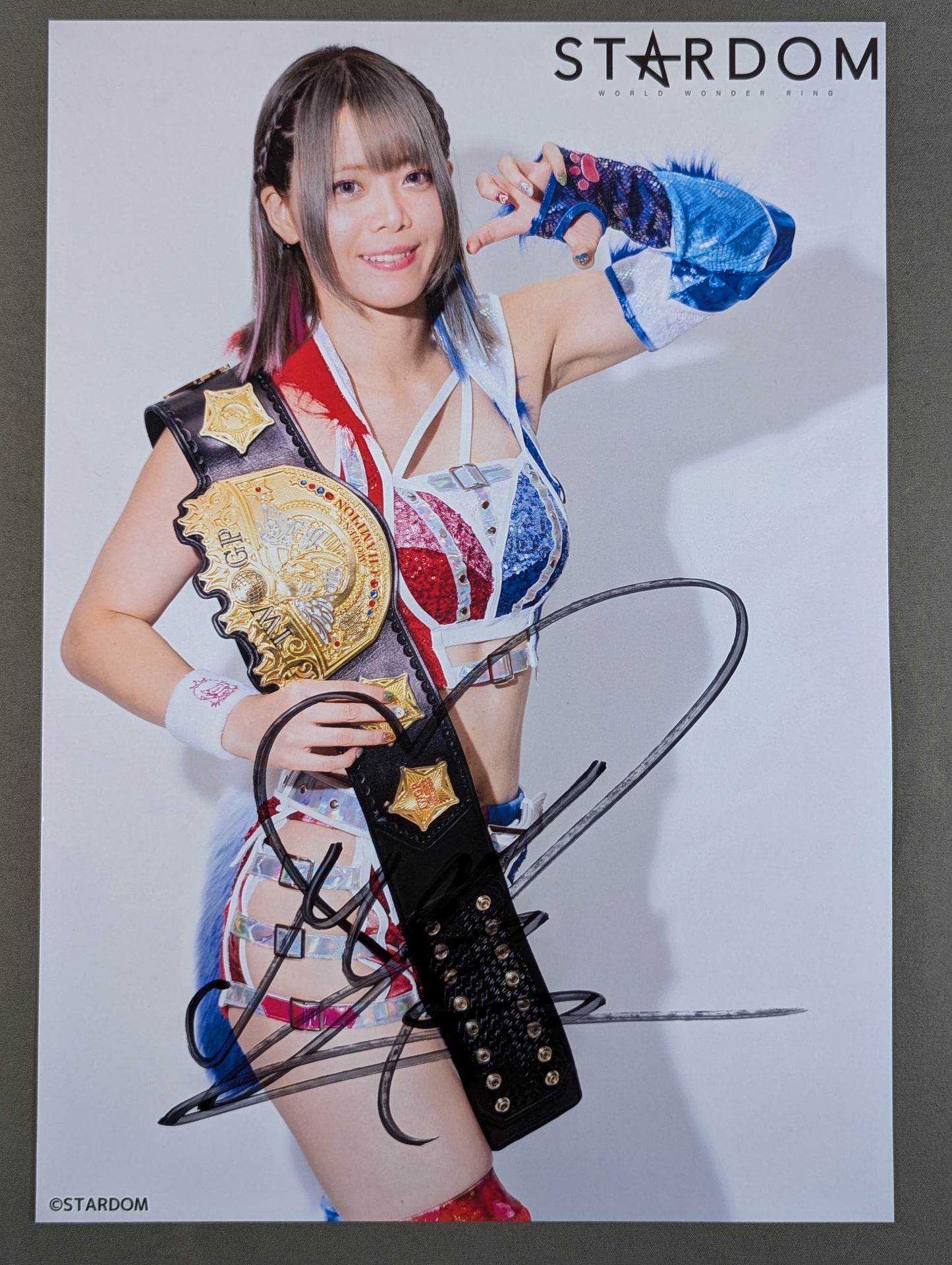 ★IWGP★ Mayu Iwatani  hand signed autograph Stardom Pro-Photo  (A-4)