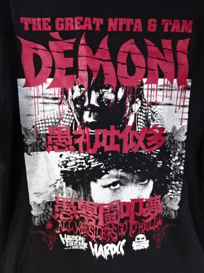愚礼吐似多＆愚零闘叩夢(グレート・ニタ＆グレート・タム(中野たむ)) DEMONI Tシャツ