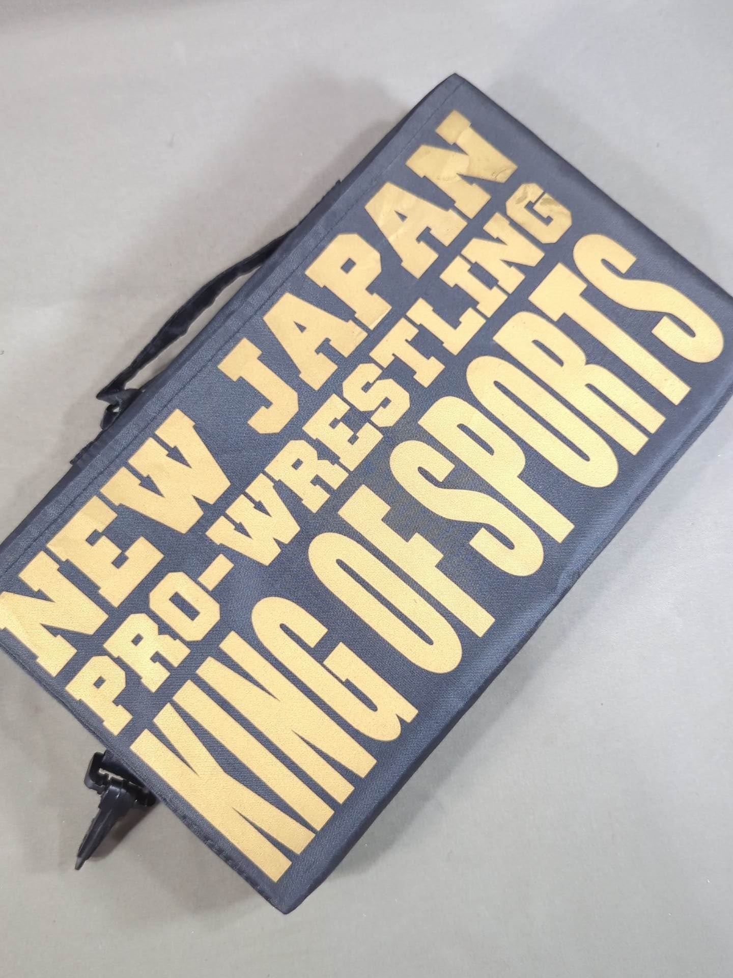 新日本プロレス カラビナ付き ライオンマークスタジアムクッション(ブラック×ゴールド)