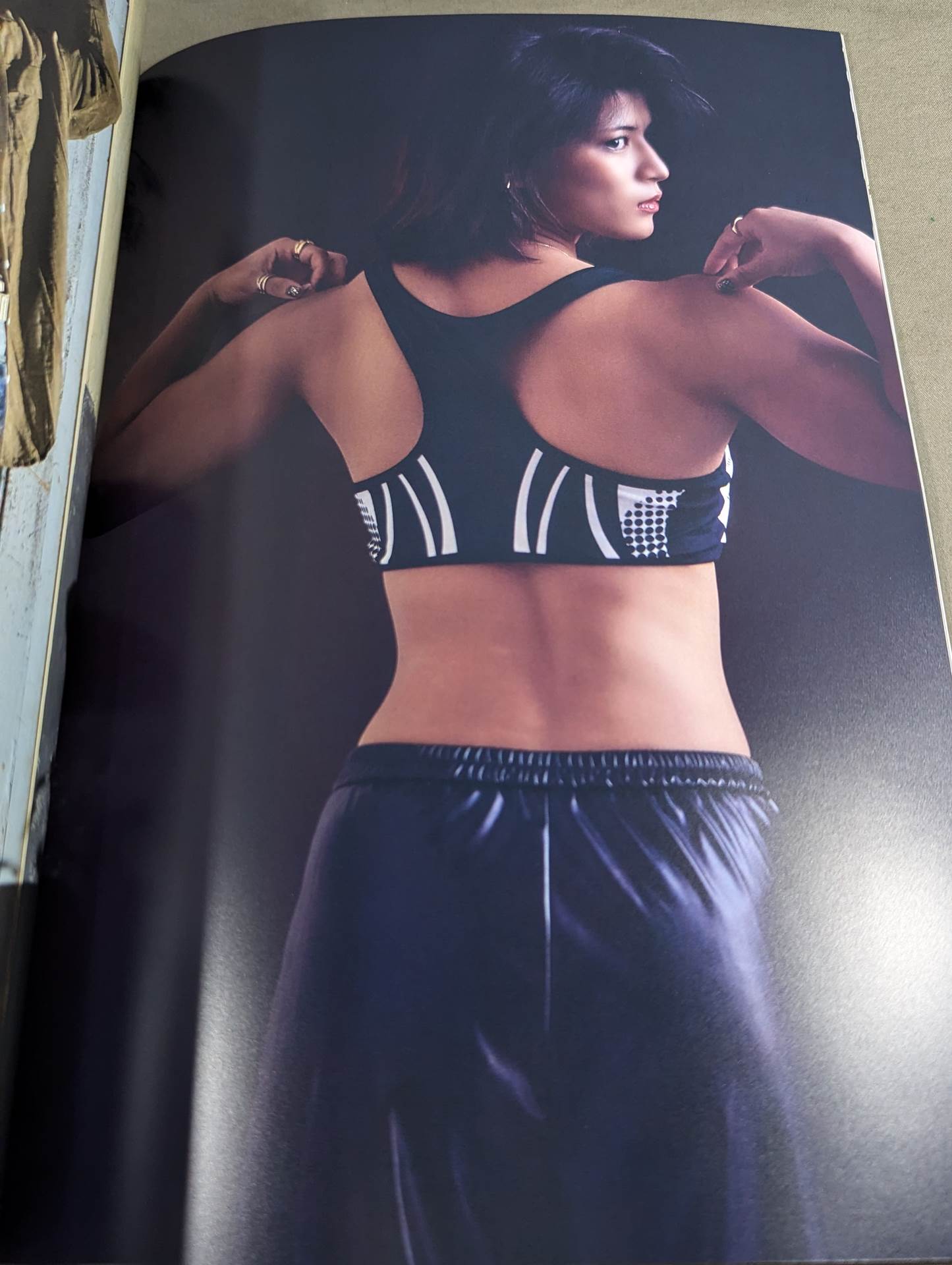 山岡聖怜 写真集 Chase Dreams – 闘道館