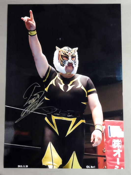 初代タイガーマスク 直筆サイン入り 大判写真②