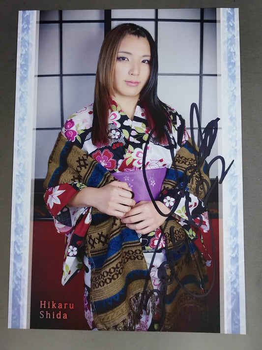 志田光 直筆サイン入り ポートレート (A-5)