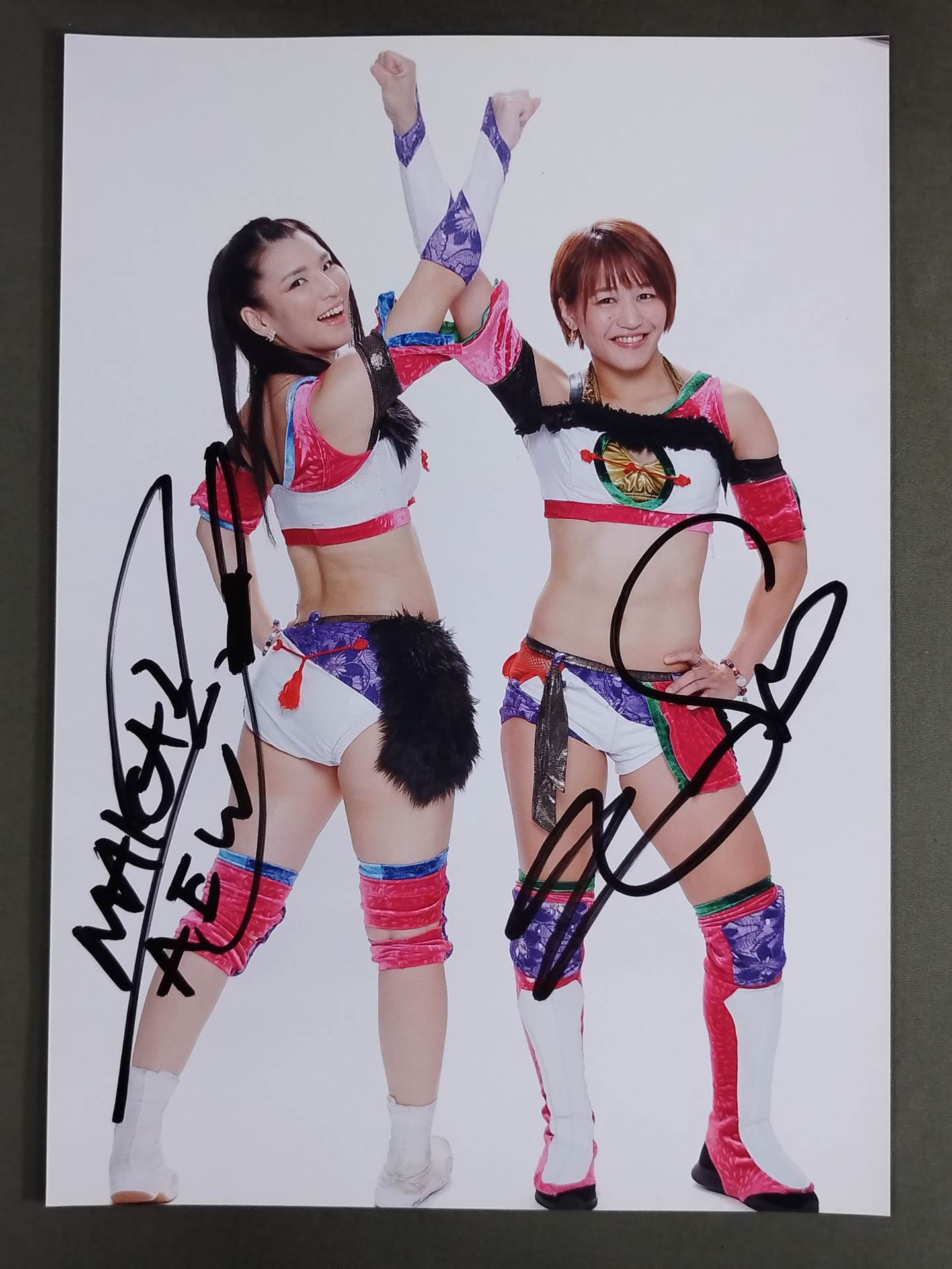朱里&志田光 直筆Wサイン入りポートレート(A-2)