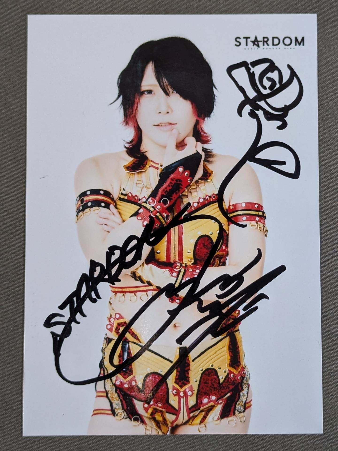 Utami Hayashishita  hand signed autograph photo  (A-2)