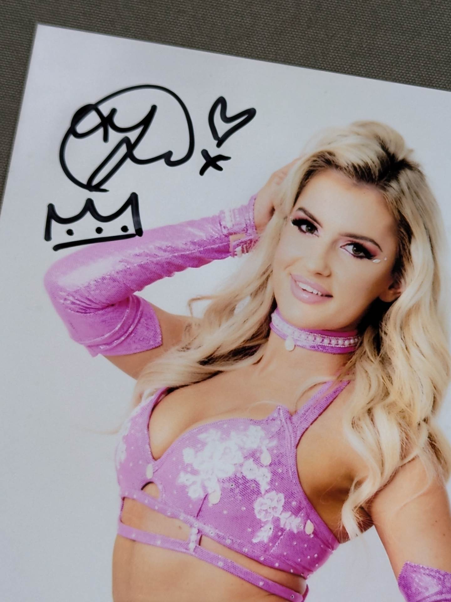 Mariah May hand signed autograph  photo (A-1)