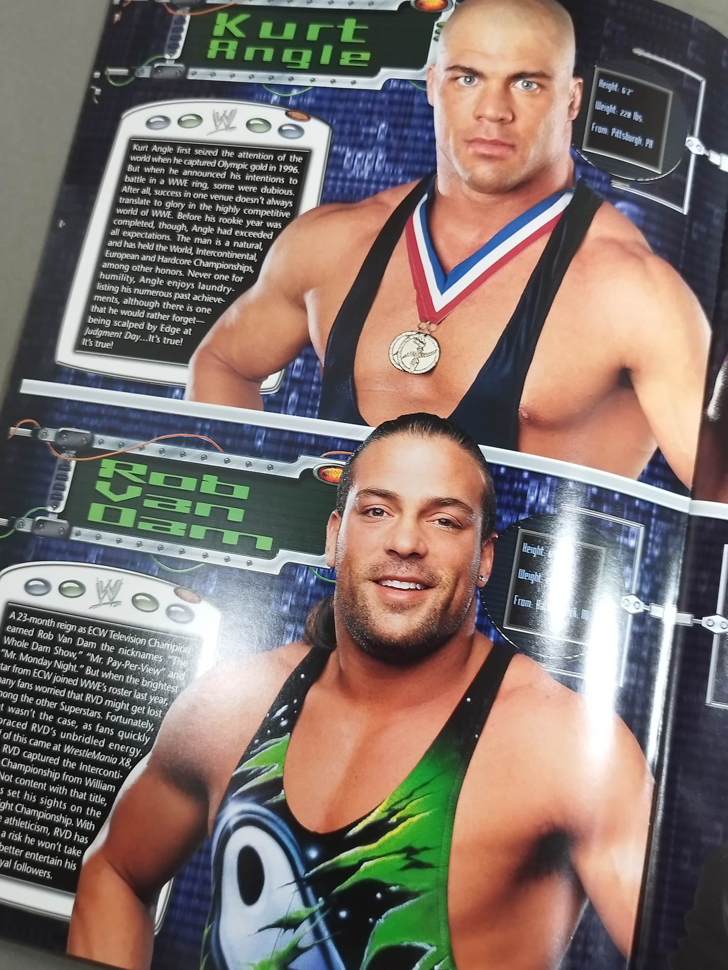 WWE OFFICIAL SOUVENIR PROGRAM 2002