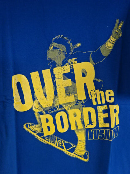 KUSHIDA OVER THE BORDER Tシャツ(ネイビー×オレンジ)