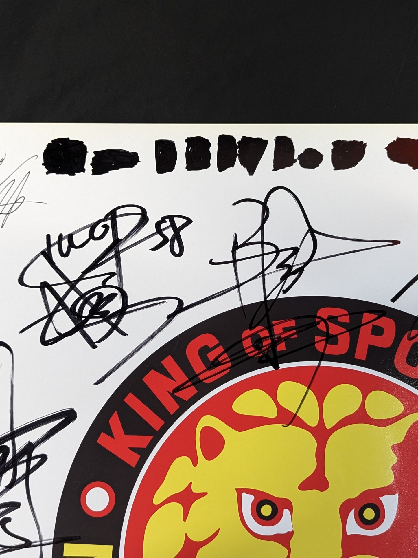 新日本プロレス 28選手直筆サイン寄せ書き(ライオンマーク特大厚紙)