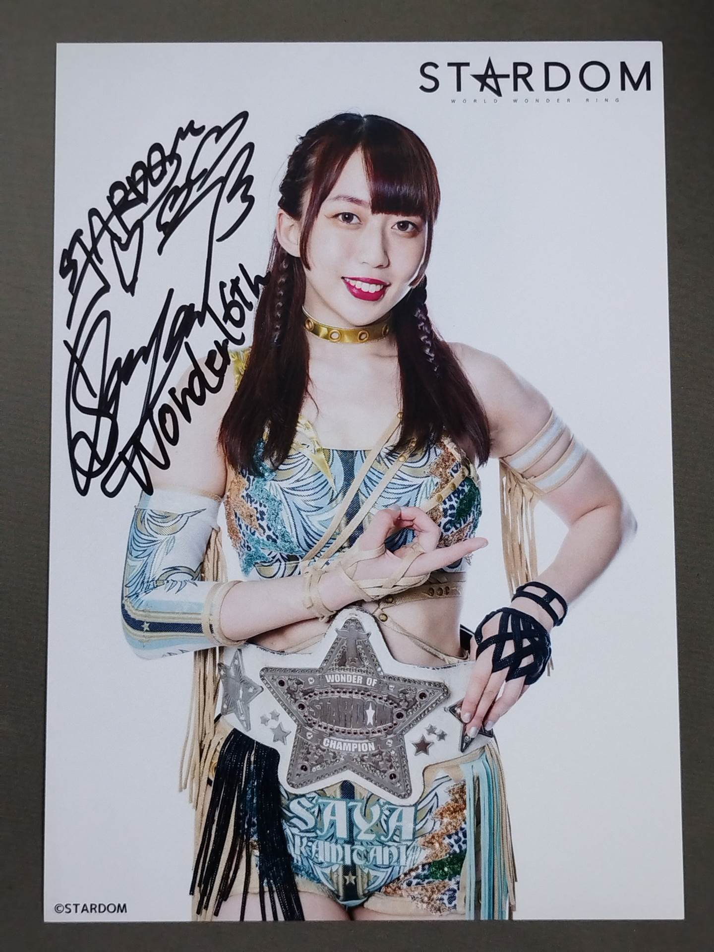 上谷沙弥 直筆サイン入り スターダムポートレート(T-6)