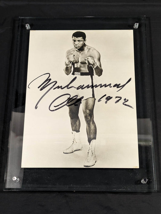 1972 Muhammad Ali hand signed autograph Black and White Pro-Photo  (1972, Coming to Japan / Tobu Department Store Autograph Session)