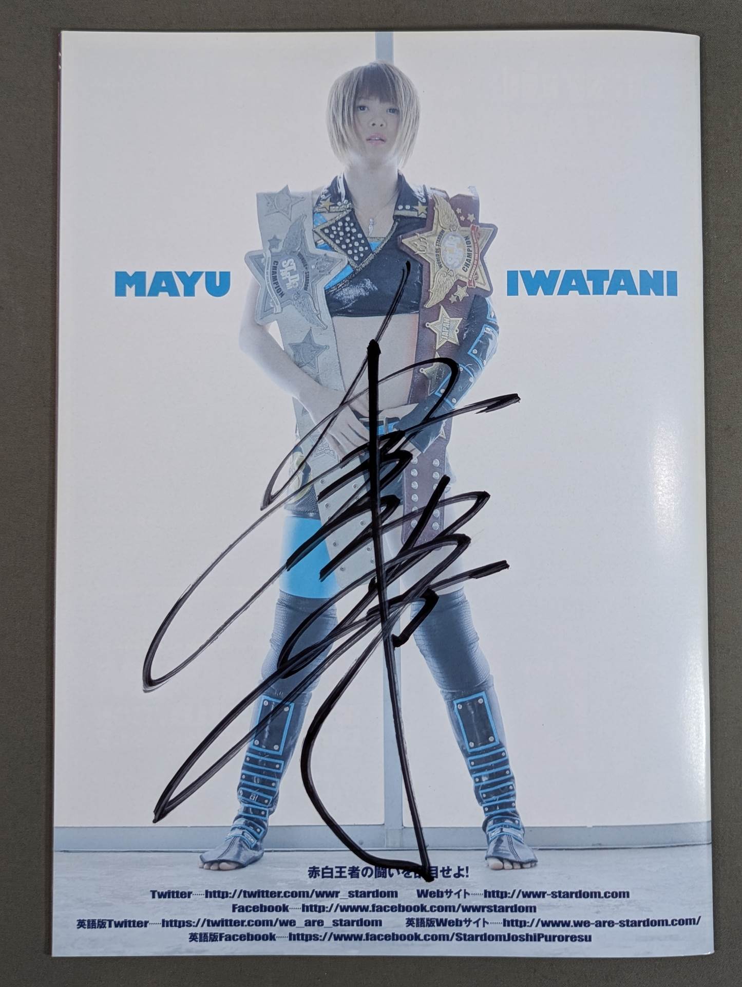 【Mayu Iwatani  hand signed autograph 】STARDOM OFFICIAL GUIDE BOOK Vol.98
