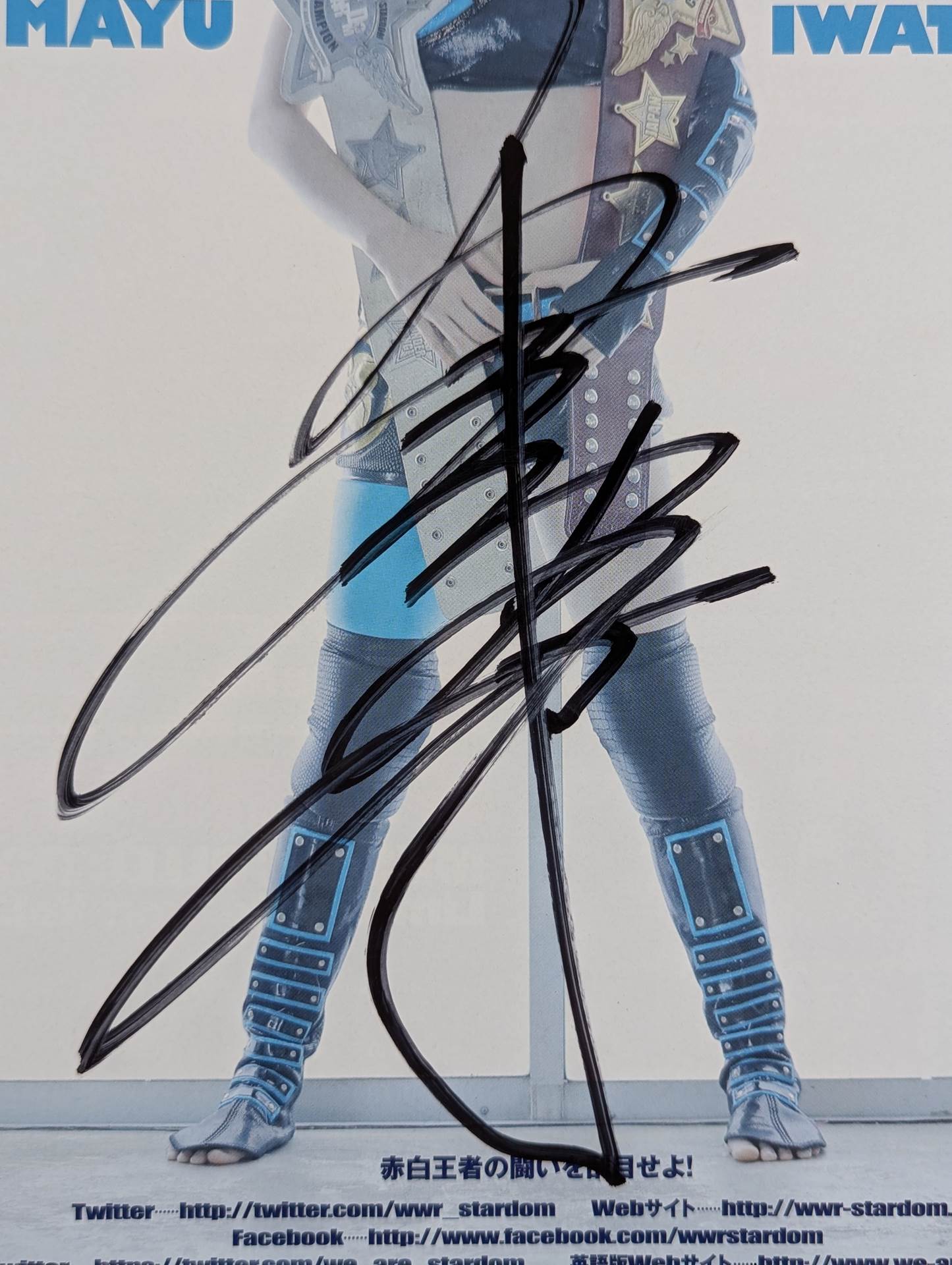 【Mayu Iwatani  hand signed autograph 】STARDOM OFFICIAL GUIDE BOOK Vol.98