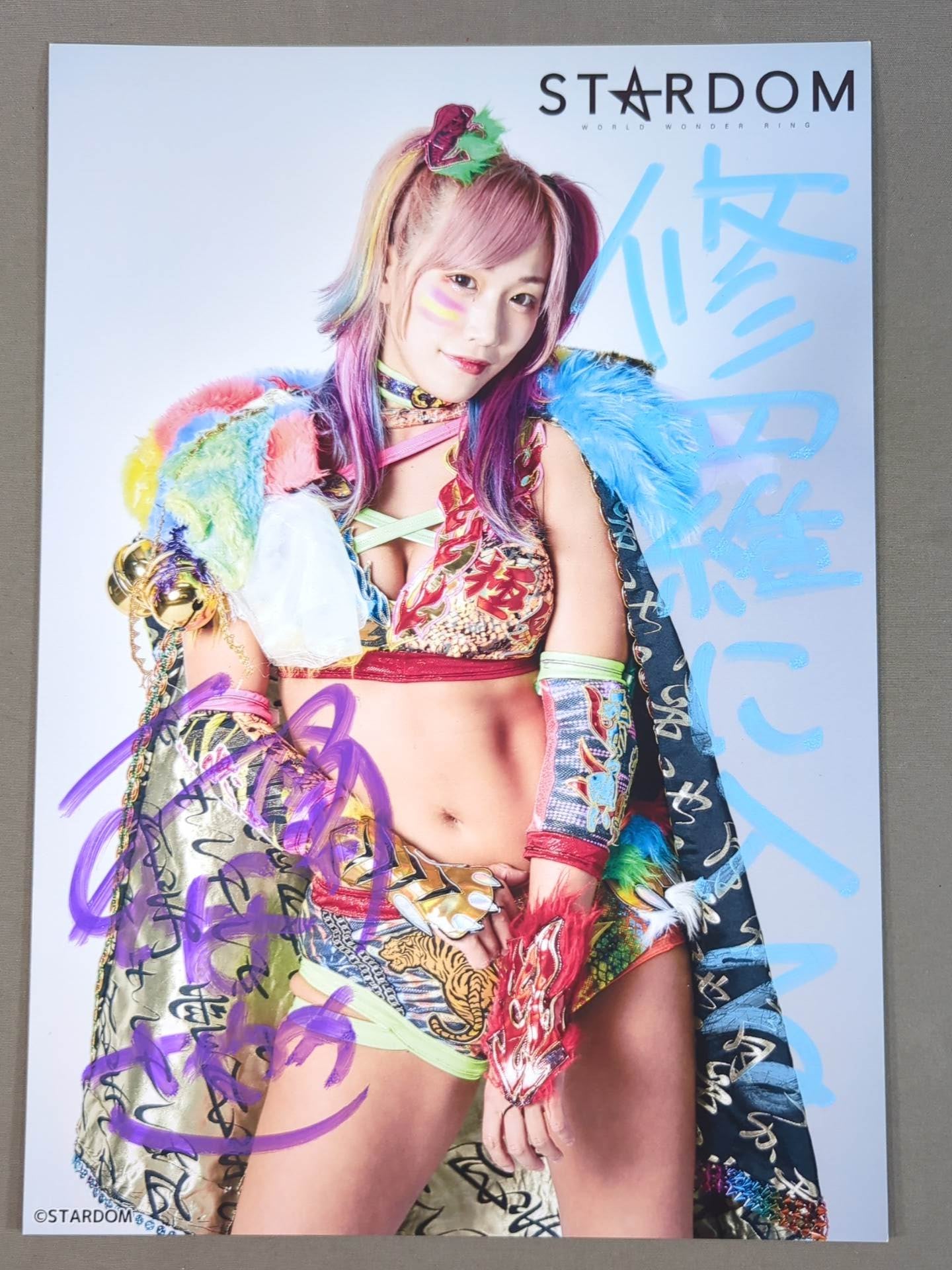 ウナギ・サヤカ 直筆サイン入り スターダムポートレート(N-2) – 闘道館