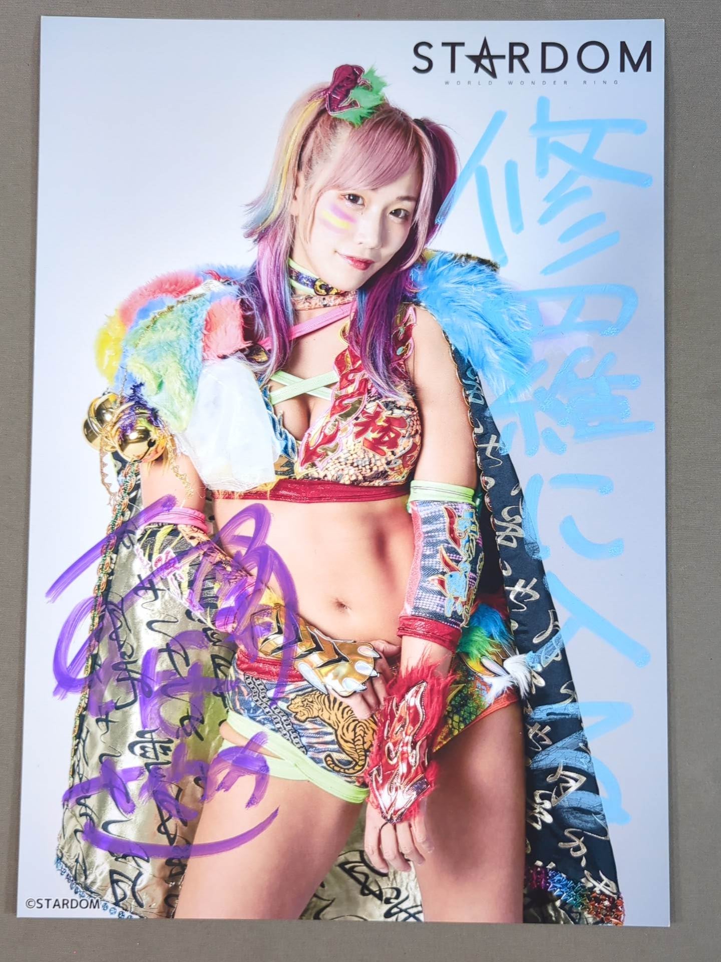 スターダム　ウナギサヤカ / 選手直筆サイン入り 手形色紙&限定ブロマイド ウナギ・サヤカ 直筆サイン入り スターダムポートレート(N-2) – 闘道館