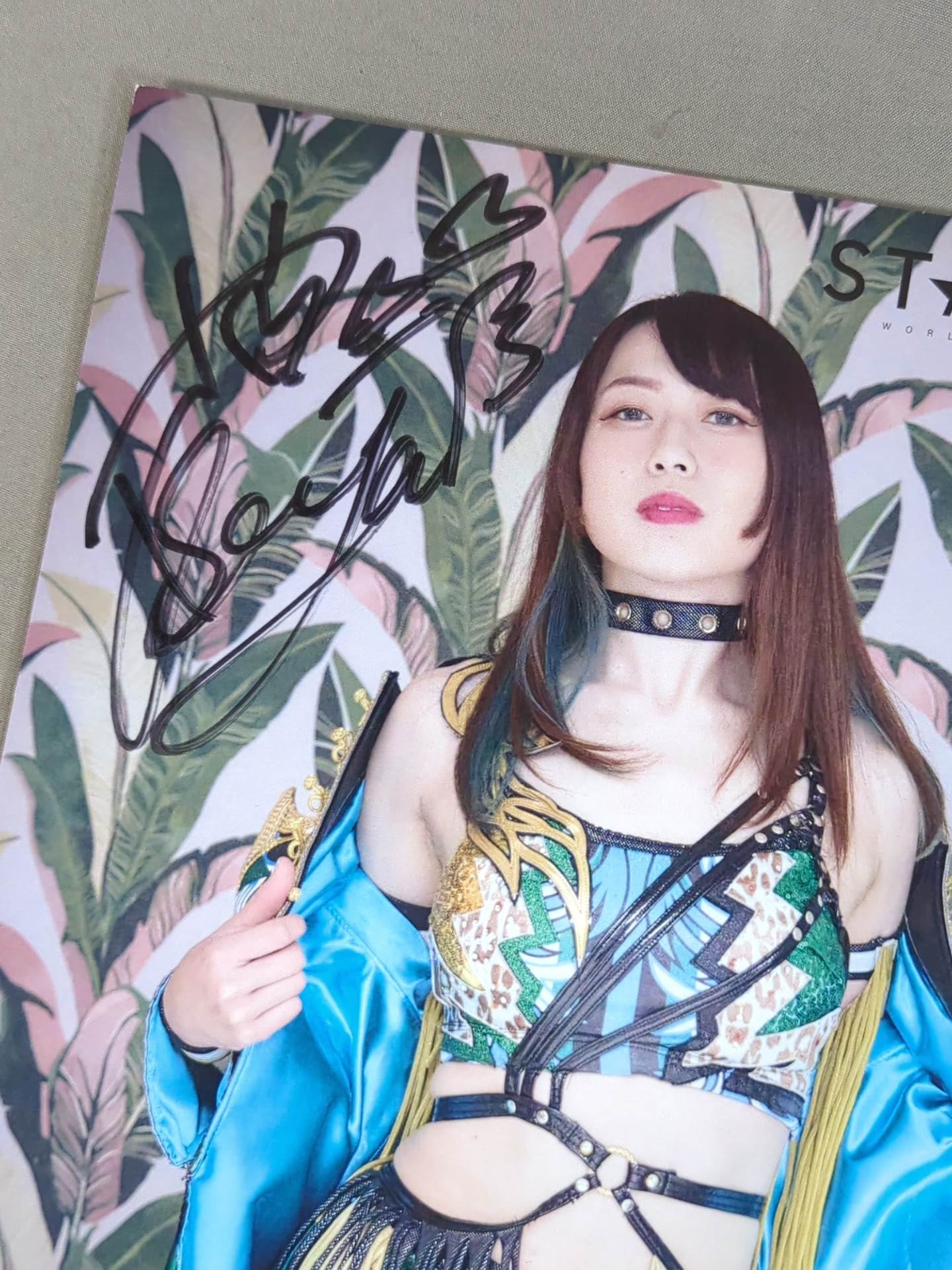 上谷沙弥 直筆サイン入り スターダムポートレート(U-4)