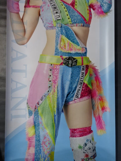 岩谷麻優 等身大タペストリー(2022年)