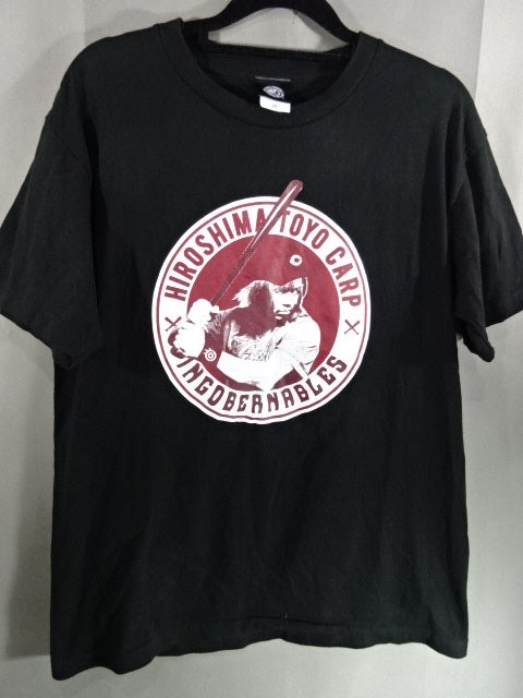 Hiroshima Toyo Carp × Tetsuya Naito BATTER NAITO Collaboration T-Shirt (2) (Black)