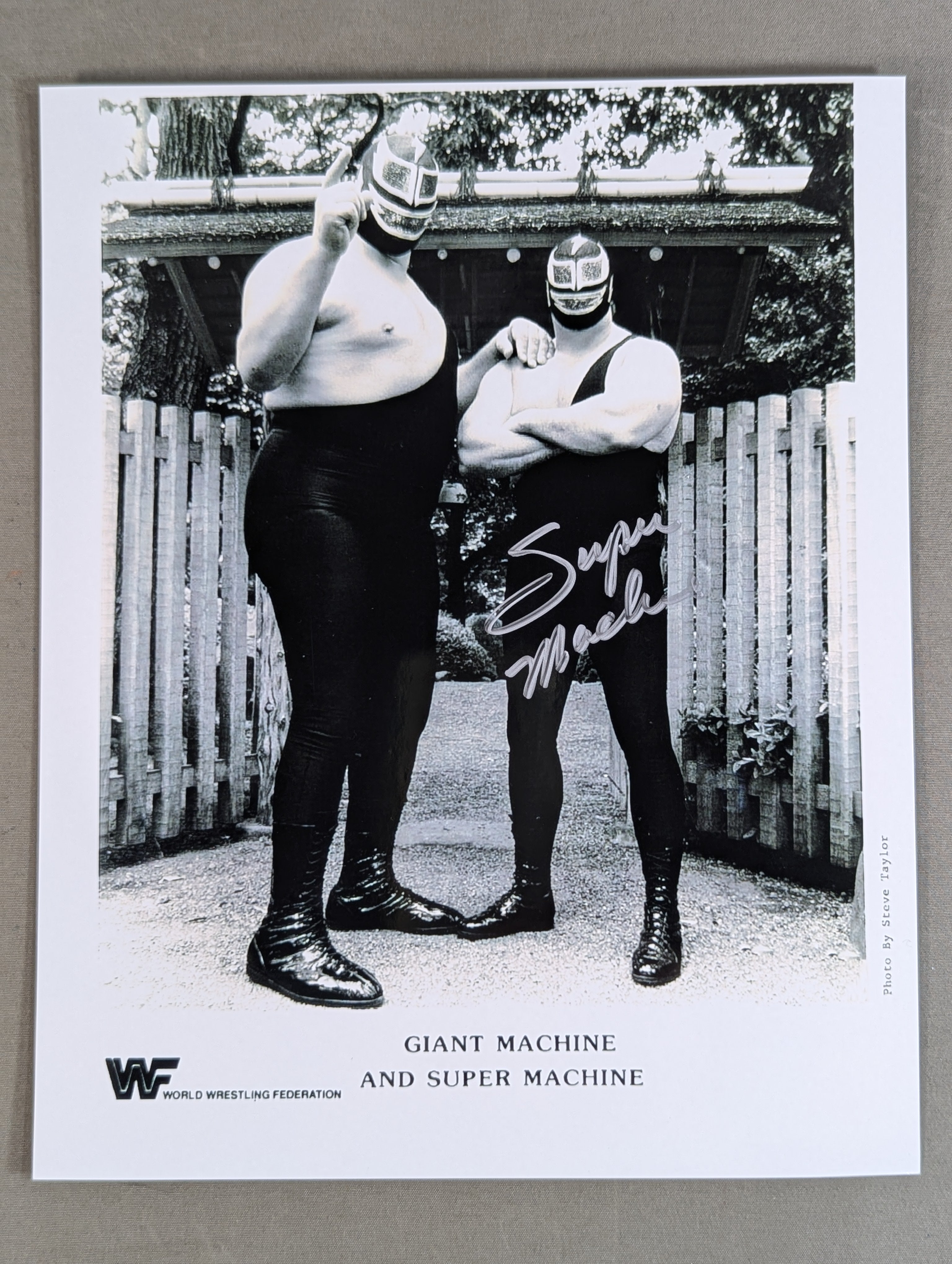 スーパー・マシン 直筆サイン入り WWF 白黒ポートレート – 闘道館