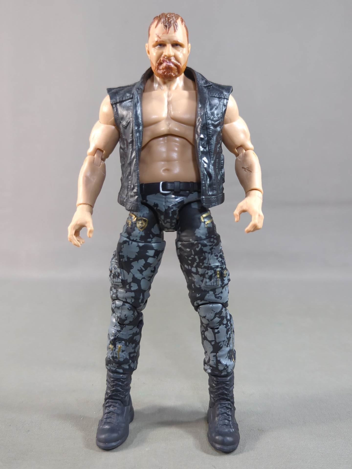 ジョン・モクスリー(黒×グレーパンツ)