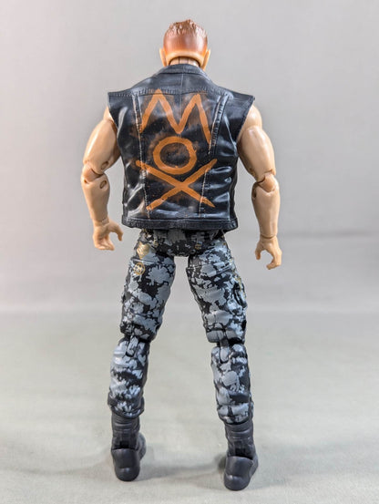 ジョン・モクスリー(黒×グレーパンツ)