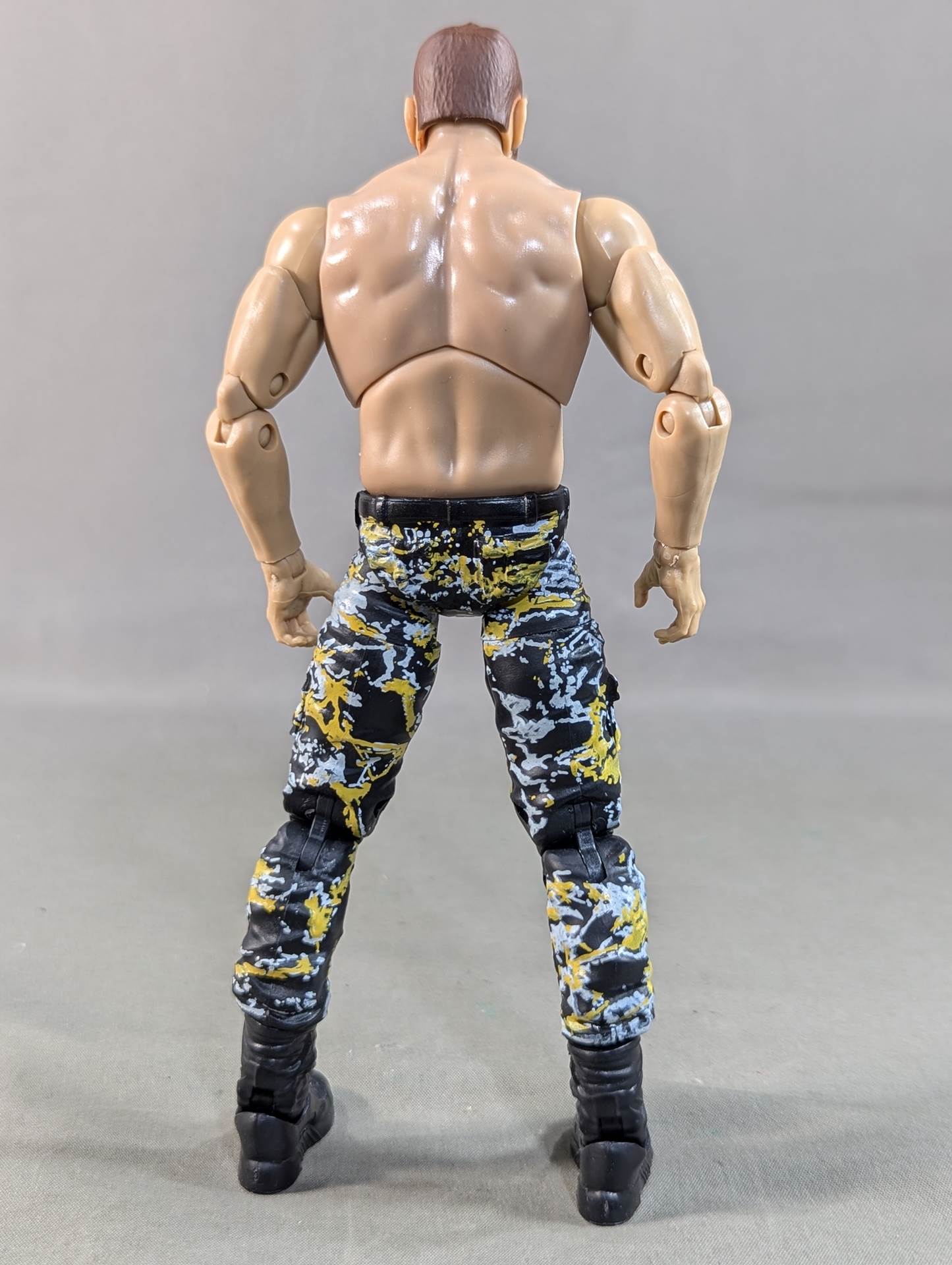 ジョン・モクスリー(黒×黄色×白パンツ)