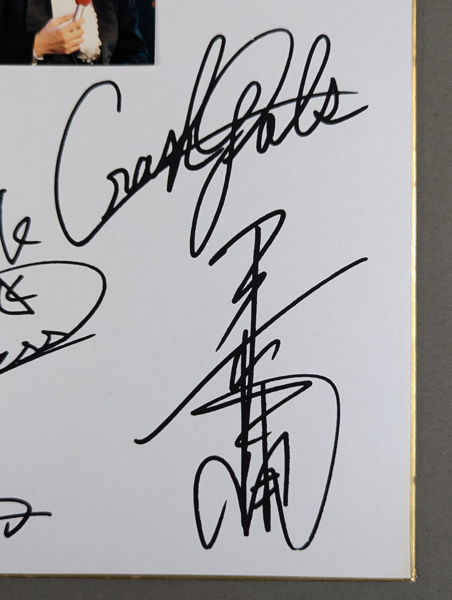 Crush Gals Autograph is printed (photo Affix)