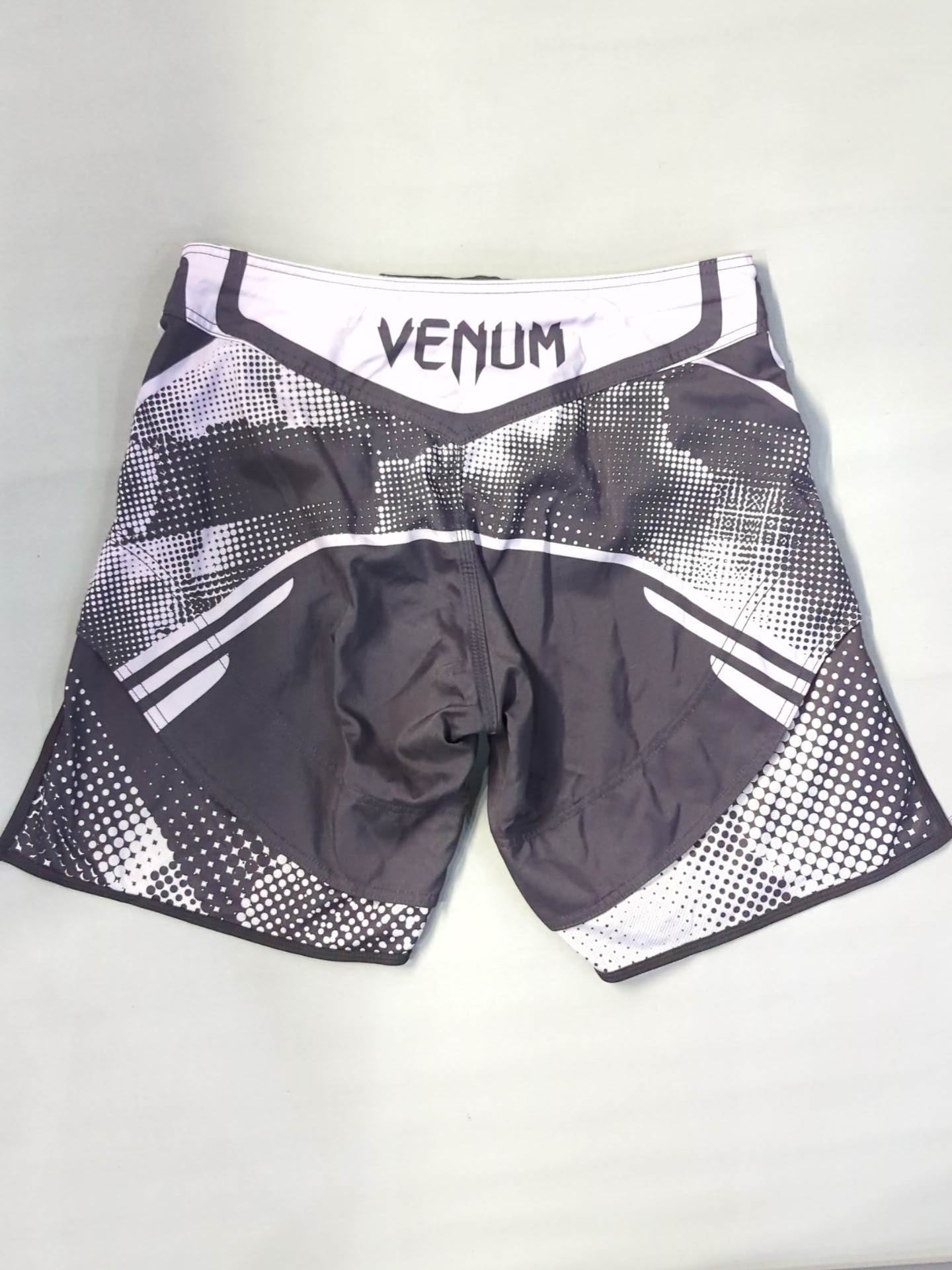 VENUM ファイトショーツ①(黒×白) – 闘道館