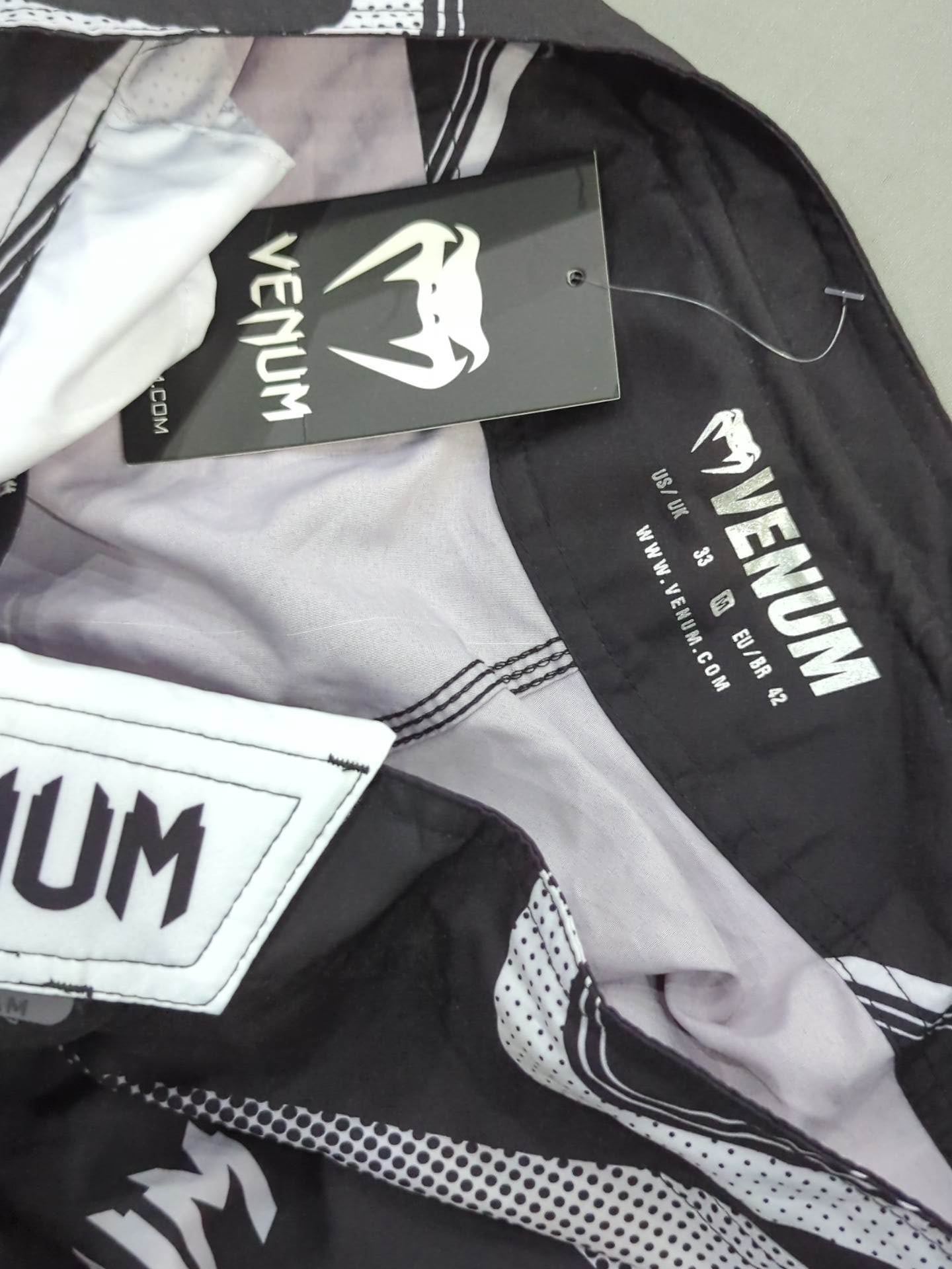 VENUM Fight Shorts (15) (Black× White)