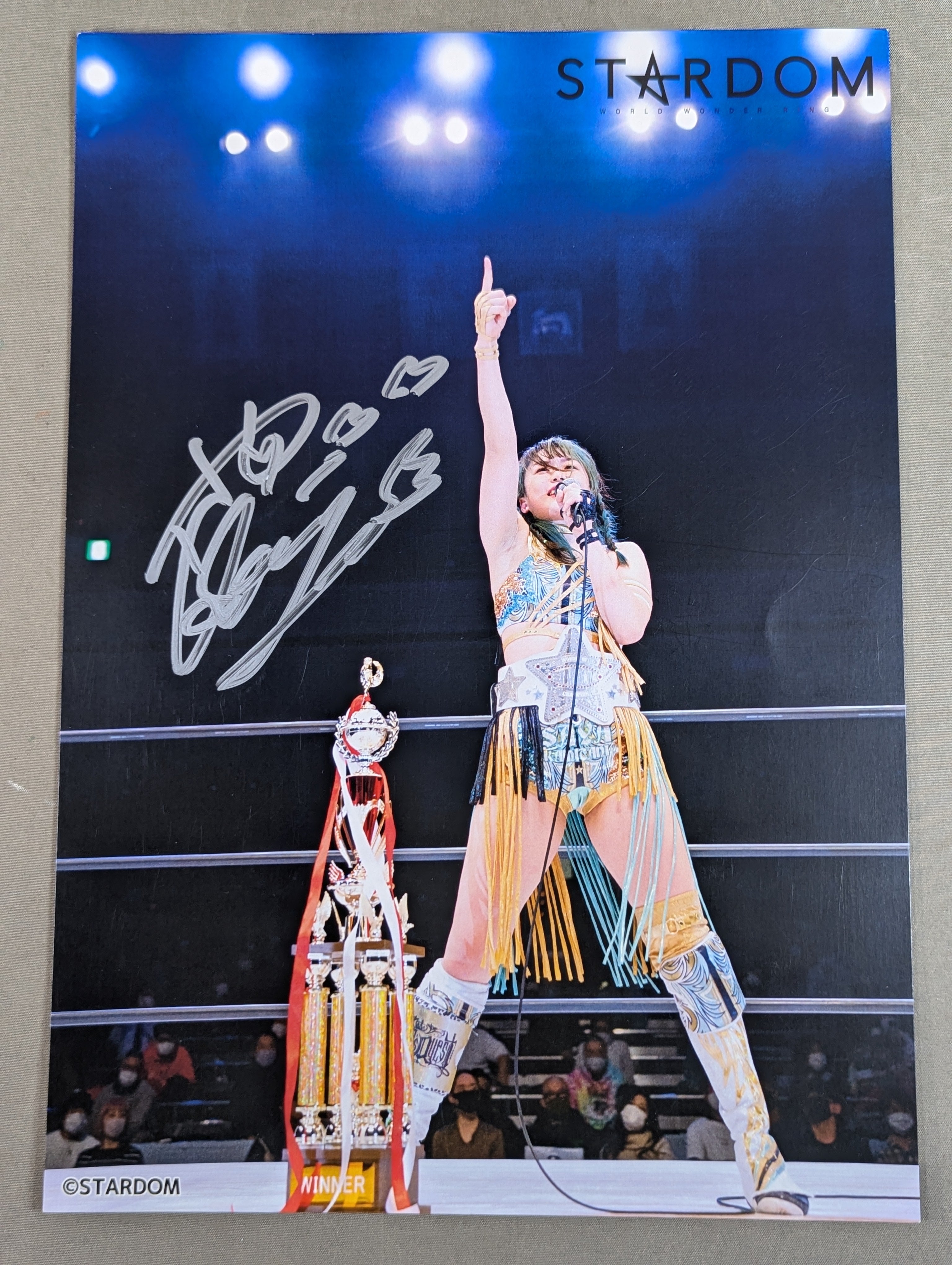 上谷沙弥 直筆サイン入り スターダムポートレート(V-2) – 闘道館