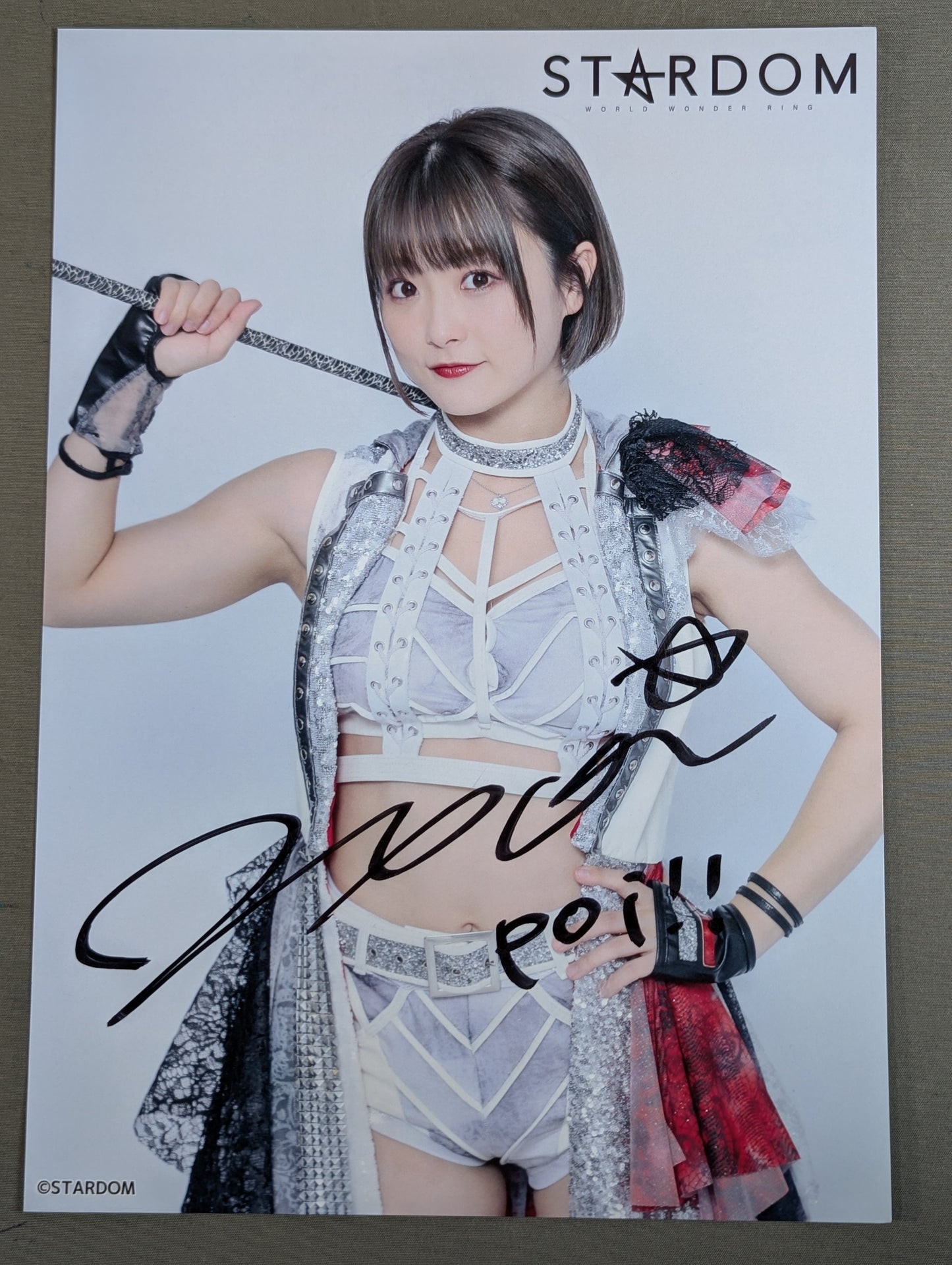 なつぽい 直筆サイン入り スターダムポートレート(O-4)