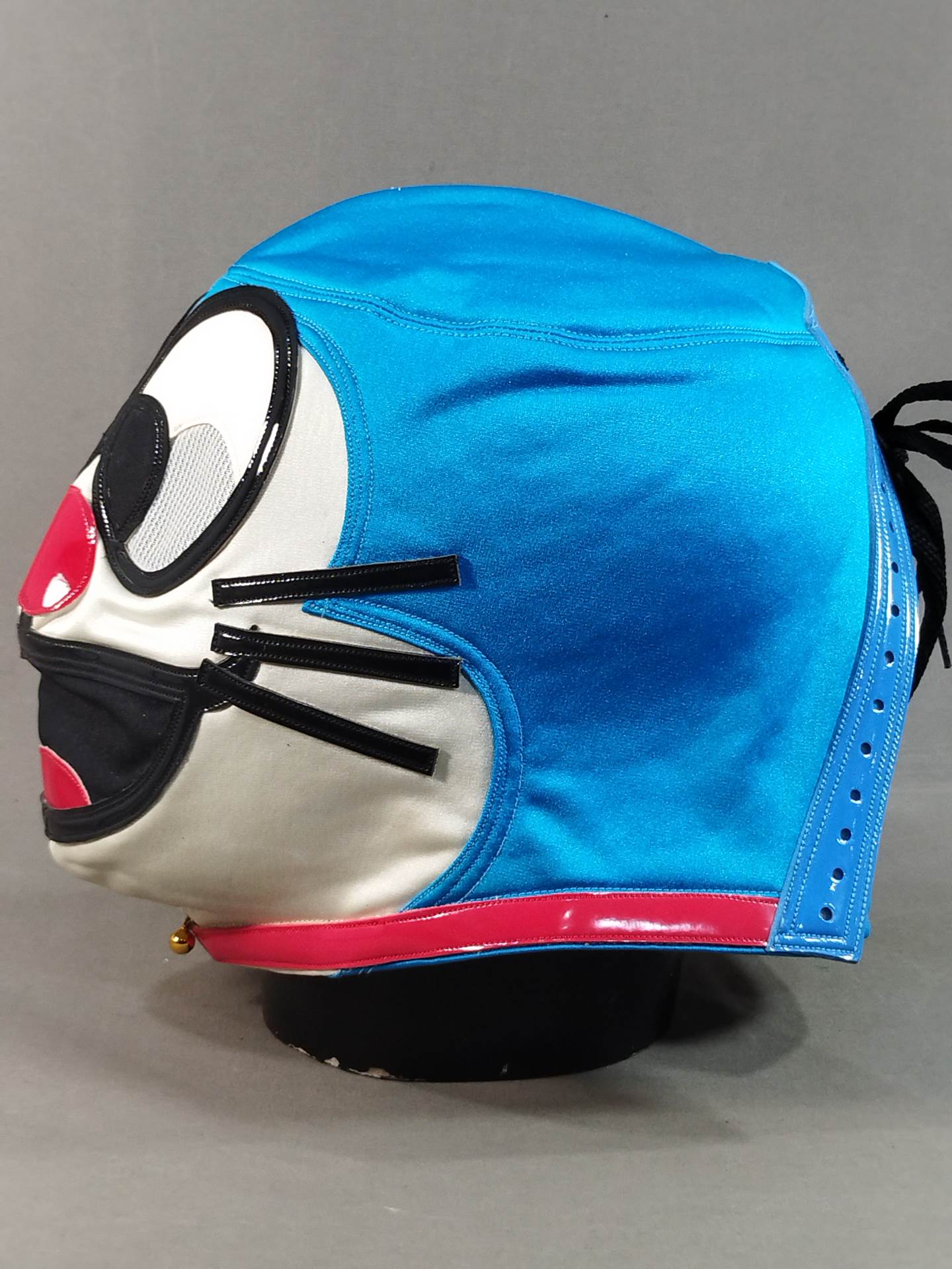 Cat-shaped robot-like mask