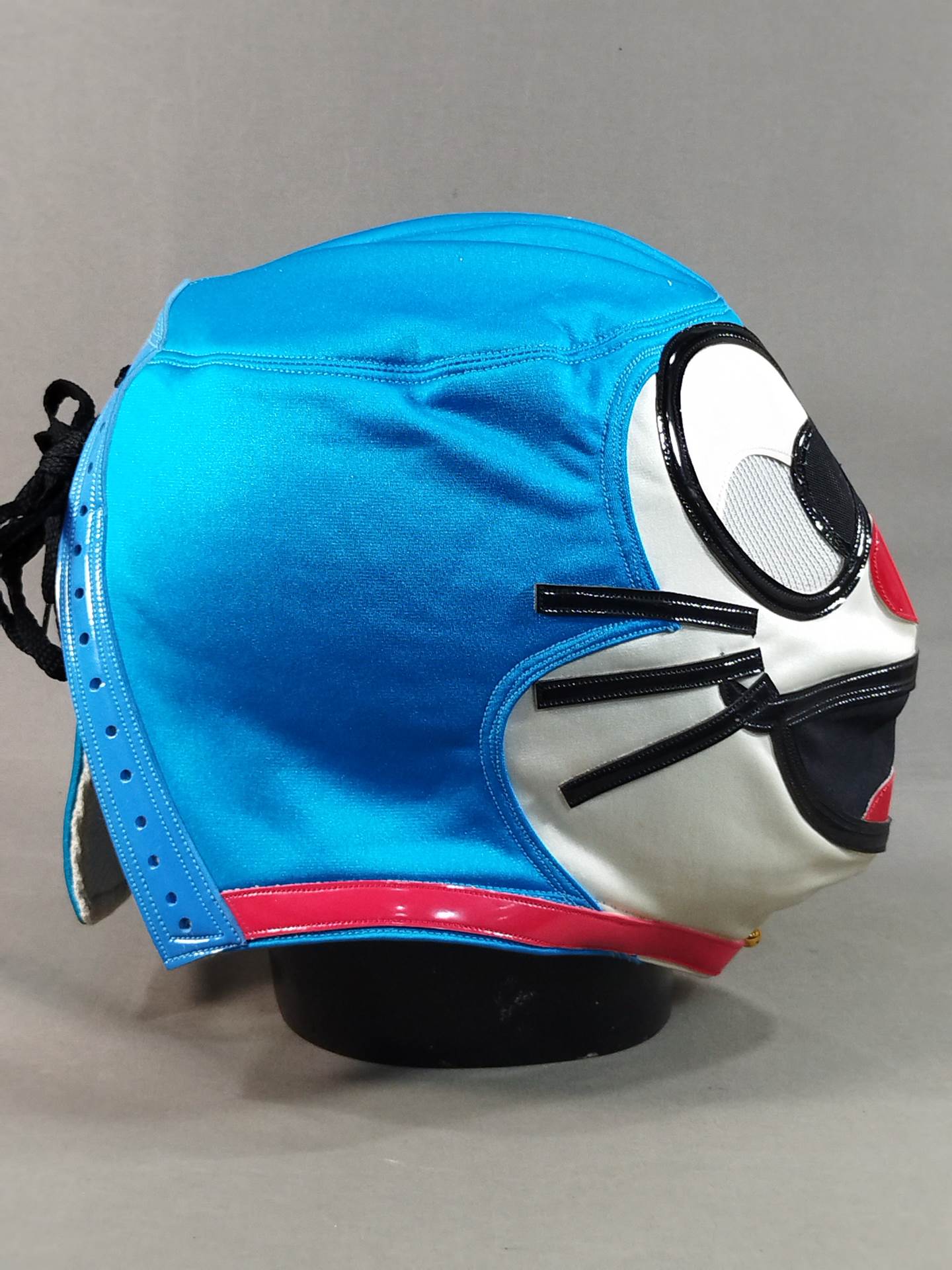 Cat-shaped robot-like mask