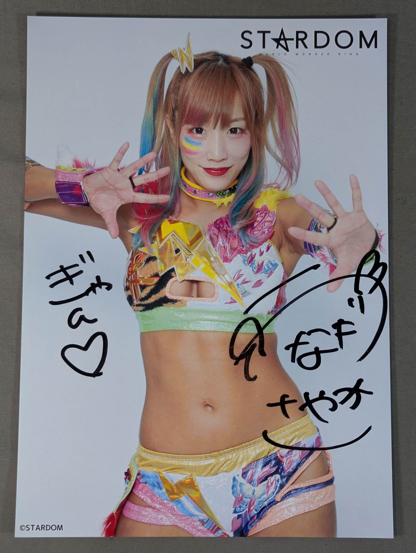 ウナギ・サヤカ 直筆サイン入り スターダムポートレート(O-3)