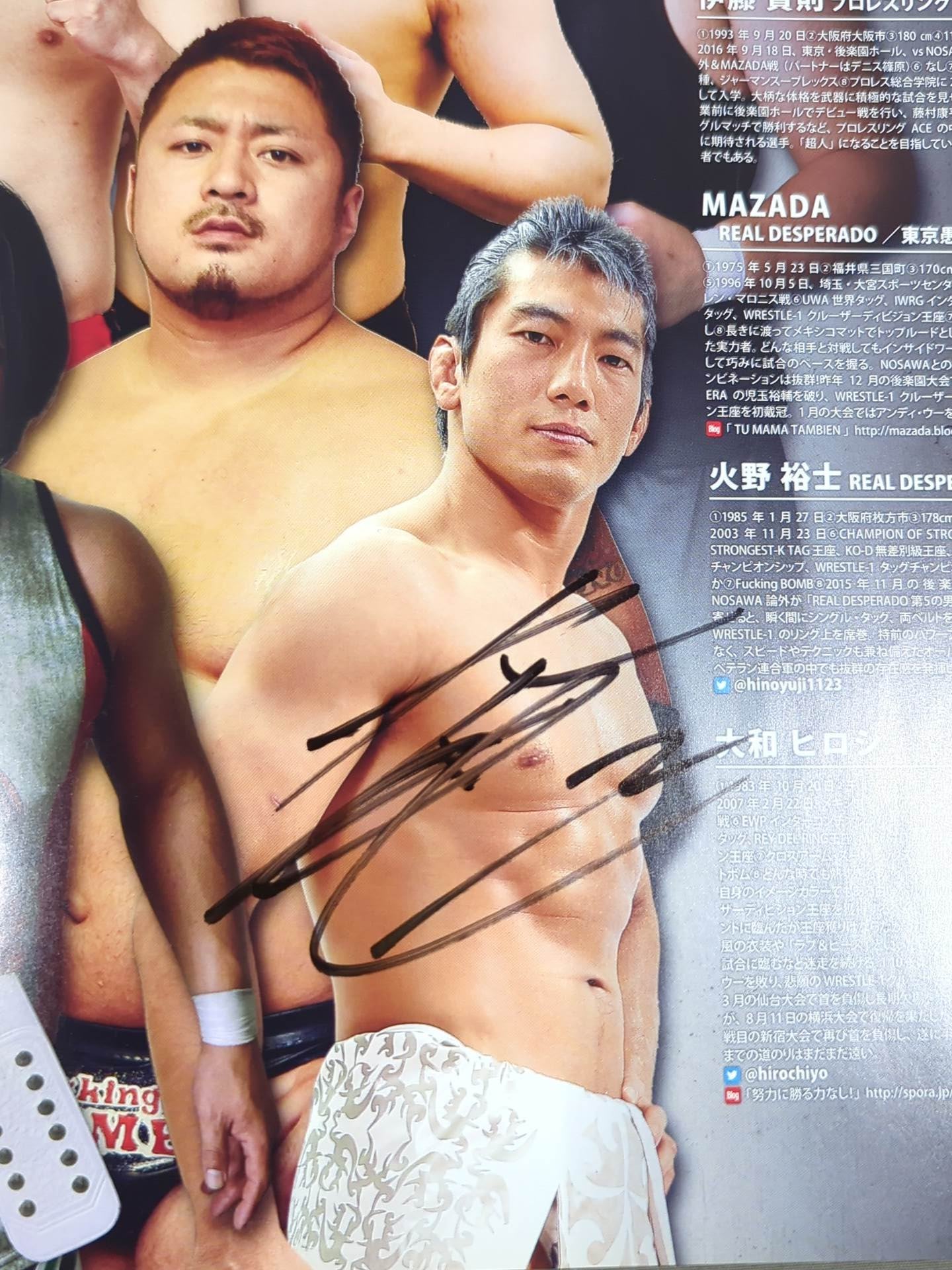 [4 fighters hand signed autograph 】WRESTLE-1  OFFICIAL GUIDE BOOK 2017 No.1