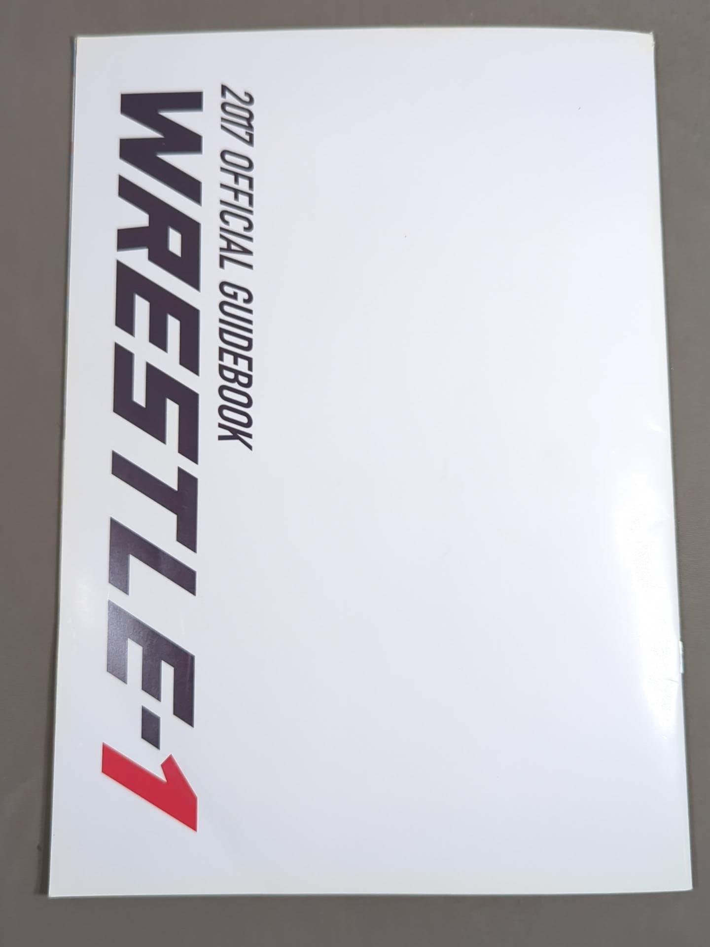 [4 fighters hand signed autograph 】WRESTLE-1  OFFICIAL GUIDE BOOK 2017 No.1