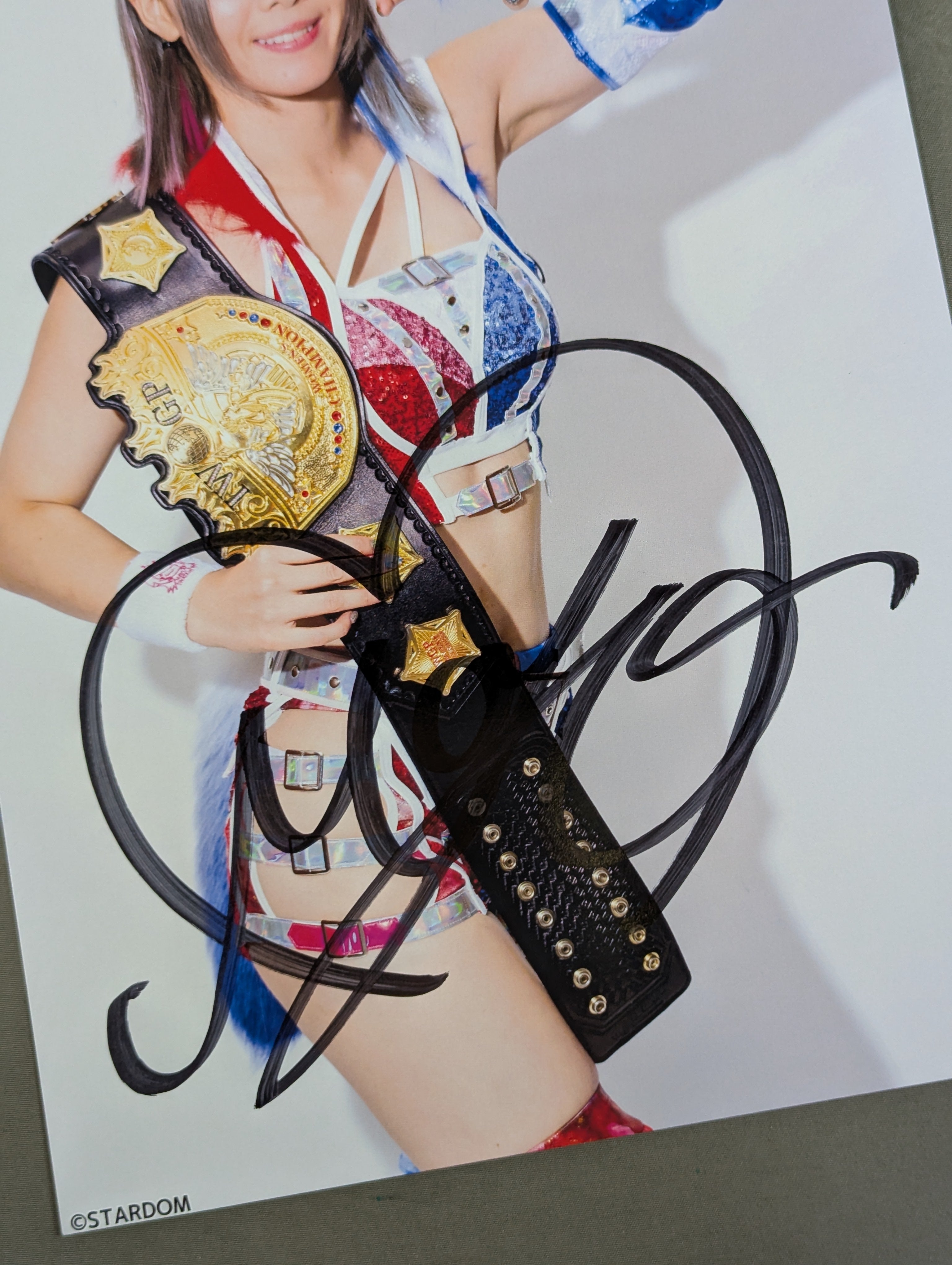 ☆IWGP☆ 岩谷麻優 直筆サイン入り スターダムポートレート(A-9) – 闘道館