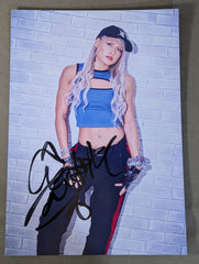 ジュリア 直筆サイン入り スターダムポートレート(C-7) – 闘道館