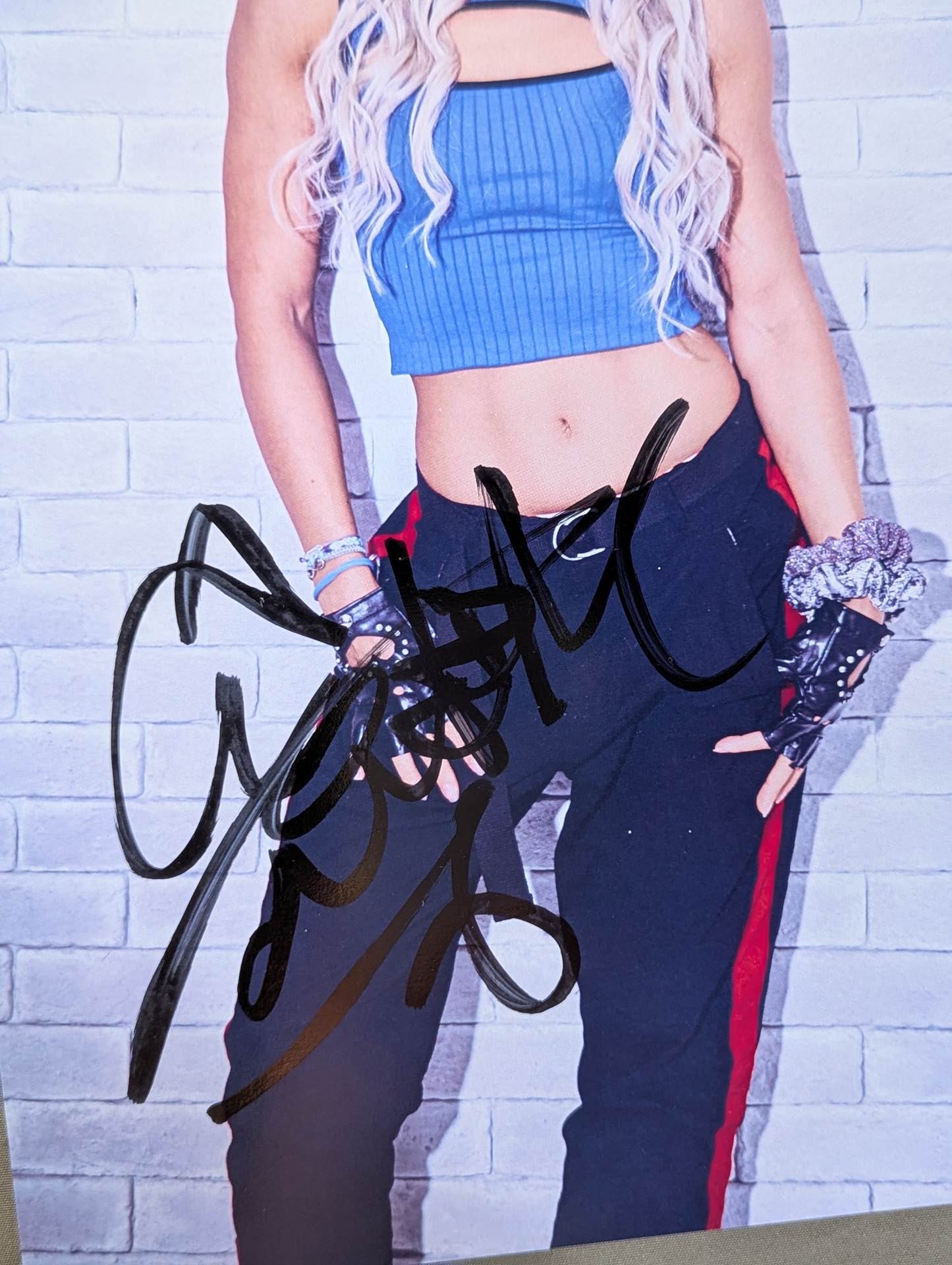 ジュリア 直筆サイン入り スターダムポートレート(C-7)