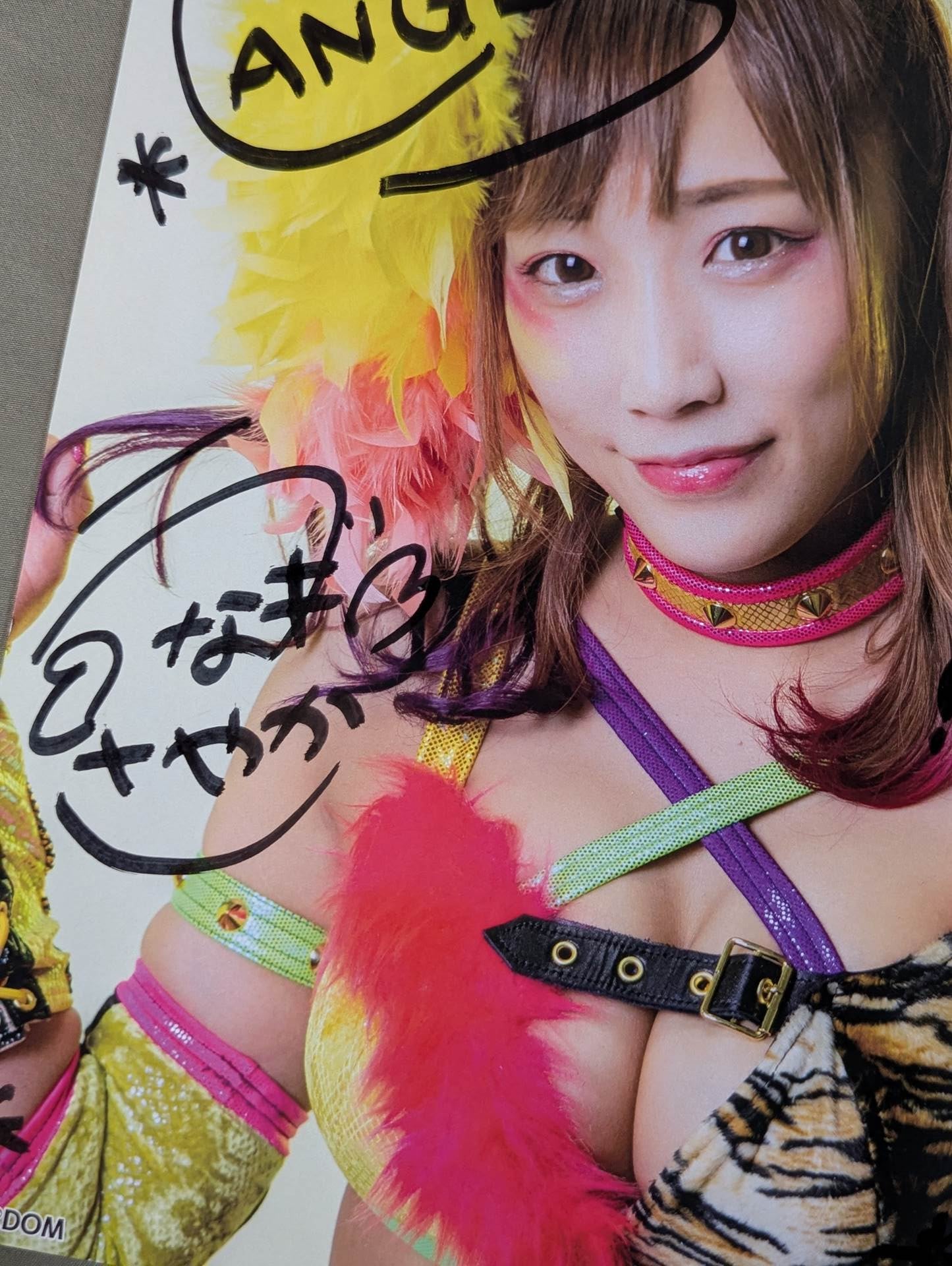 ウナギ・サヤカ 直筆サイン入り スターダムポートレート(O-5) – 闘道館